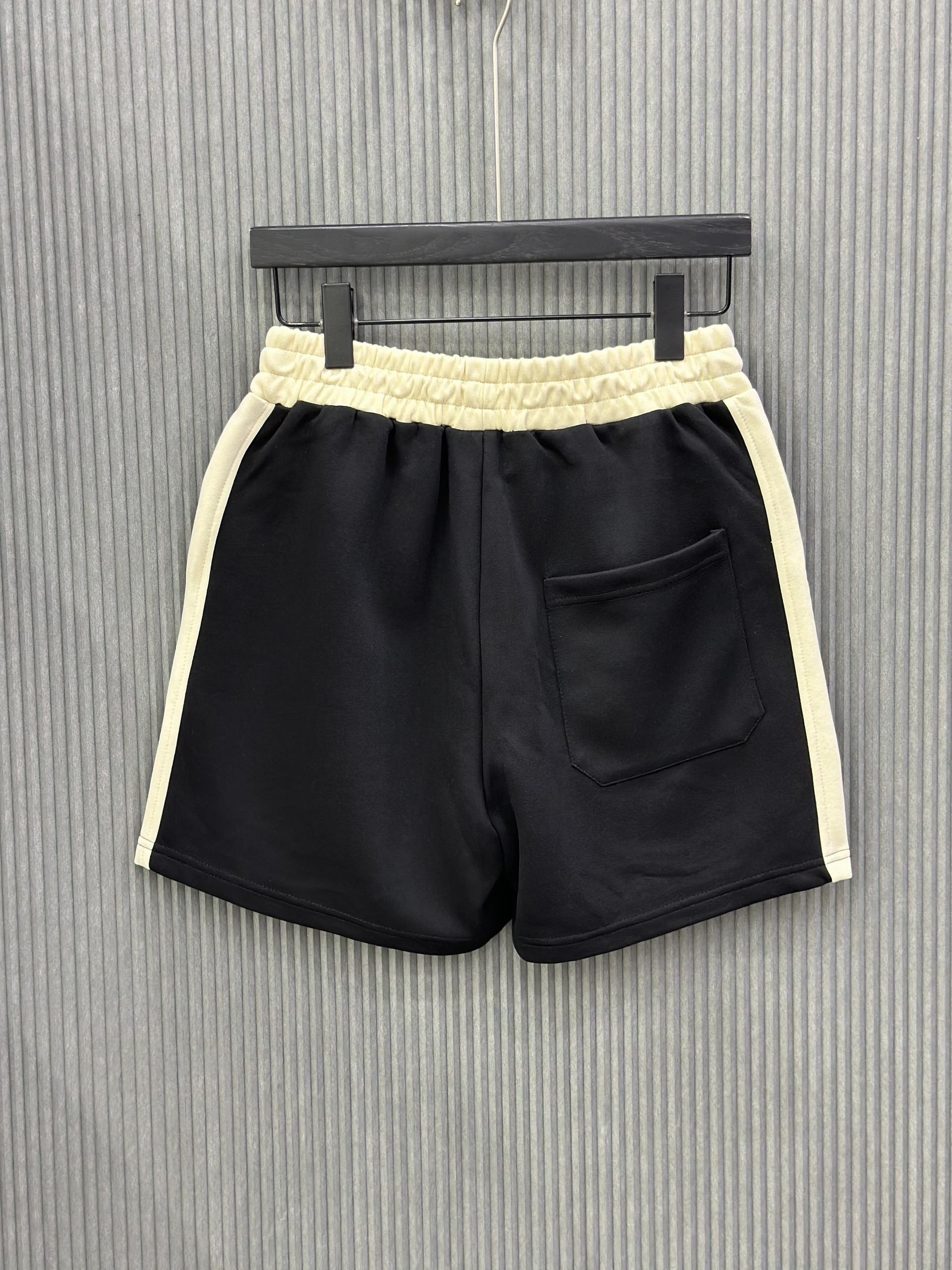 Quần short nỉ Đen phối Be chữ thêu đùi  Like Auth VTN