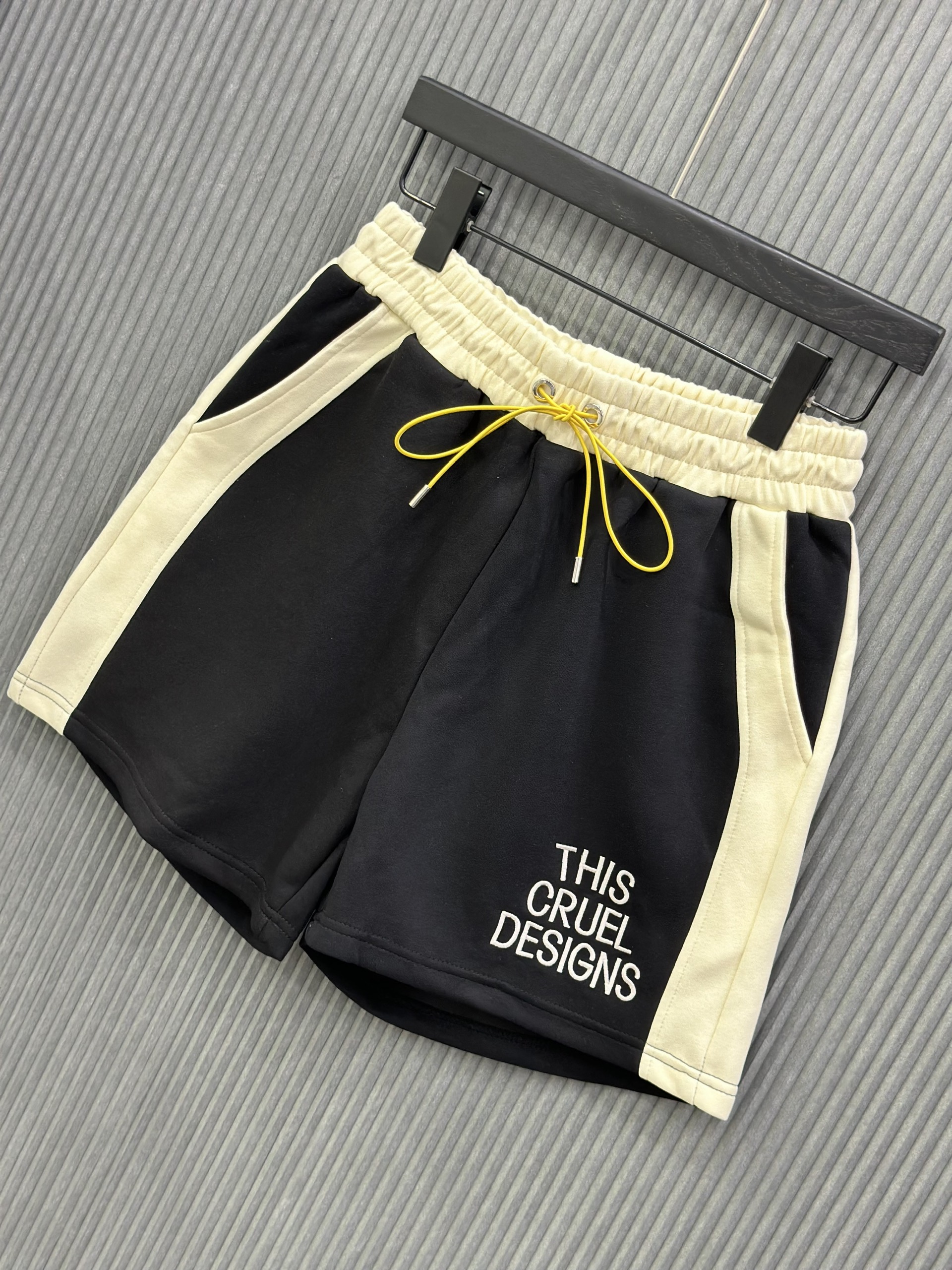 Quần short nỉ Đen phối Be chữ thêu đùi  Like Auth VTN