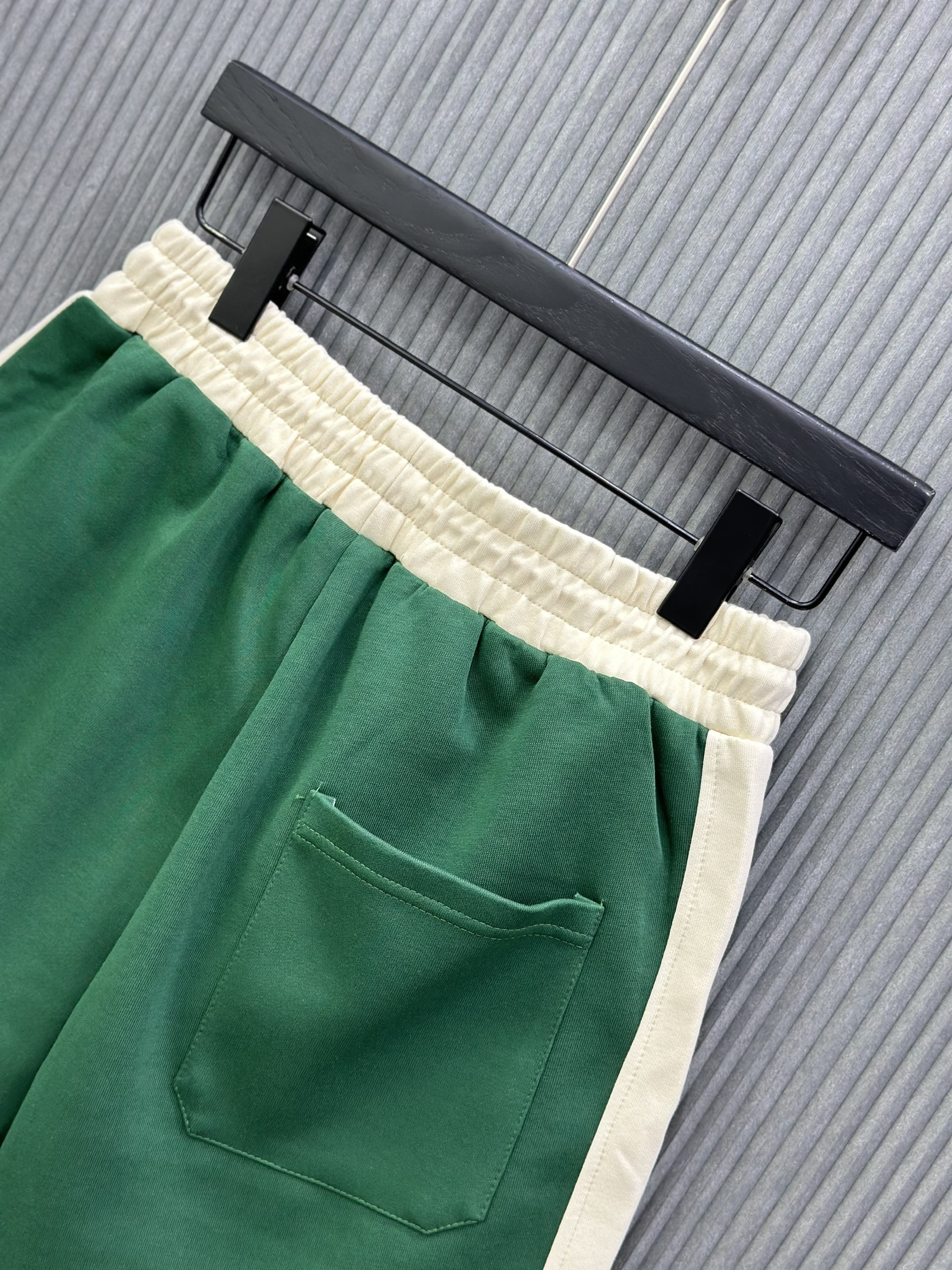 Quần short nỉ Xanh lá phối Be chữ thêu đùi Like Auth M-XL VTN