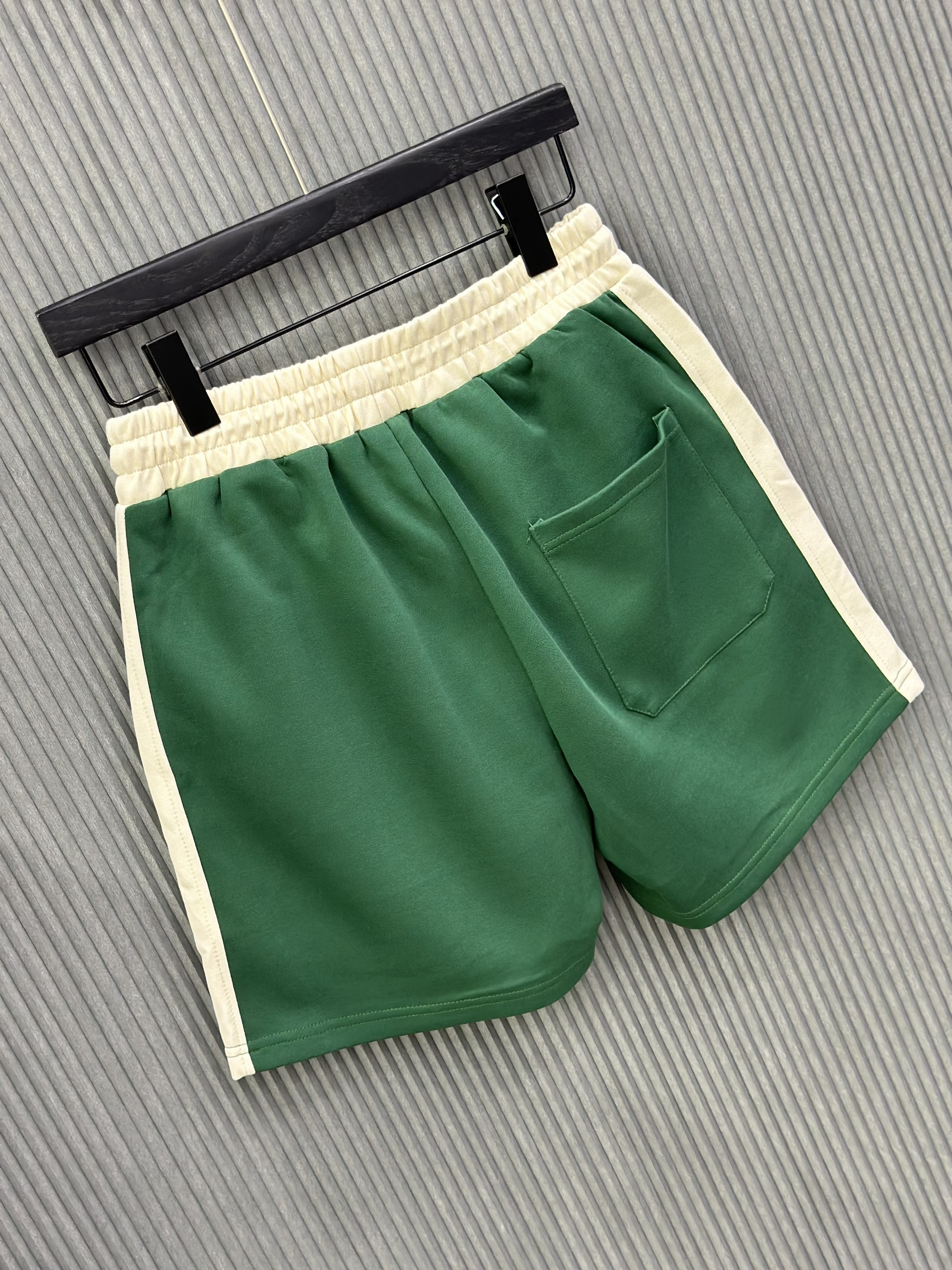 Quần short nỉ Xanh lá phối Be chữ thêu đùi Like Auth M-XL VTN