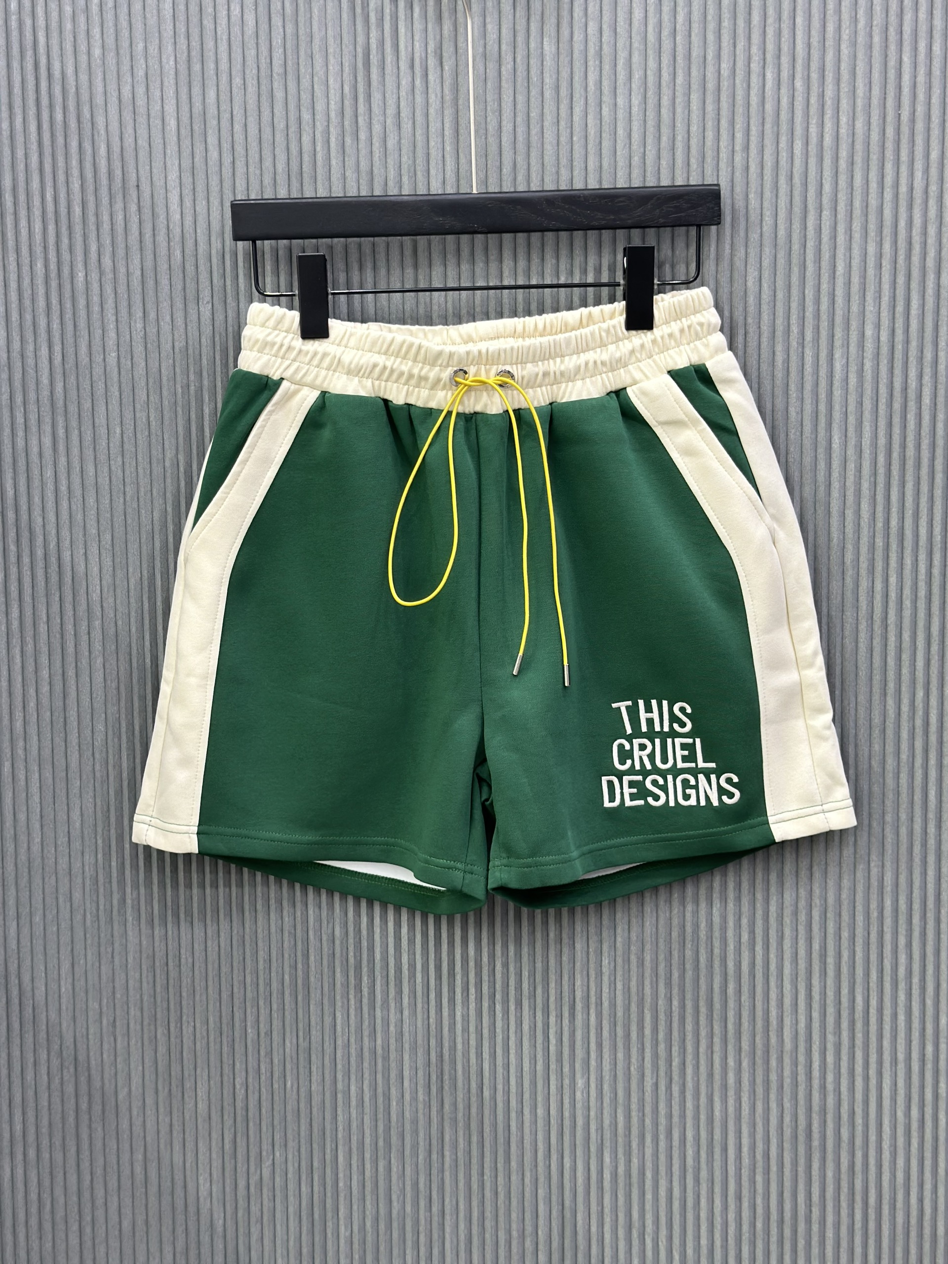 Quần short nỉ Xanh lá phối Be chữ thêu đùi Like Auth M-XL VTN