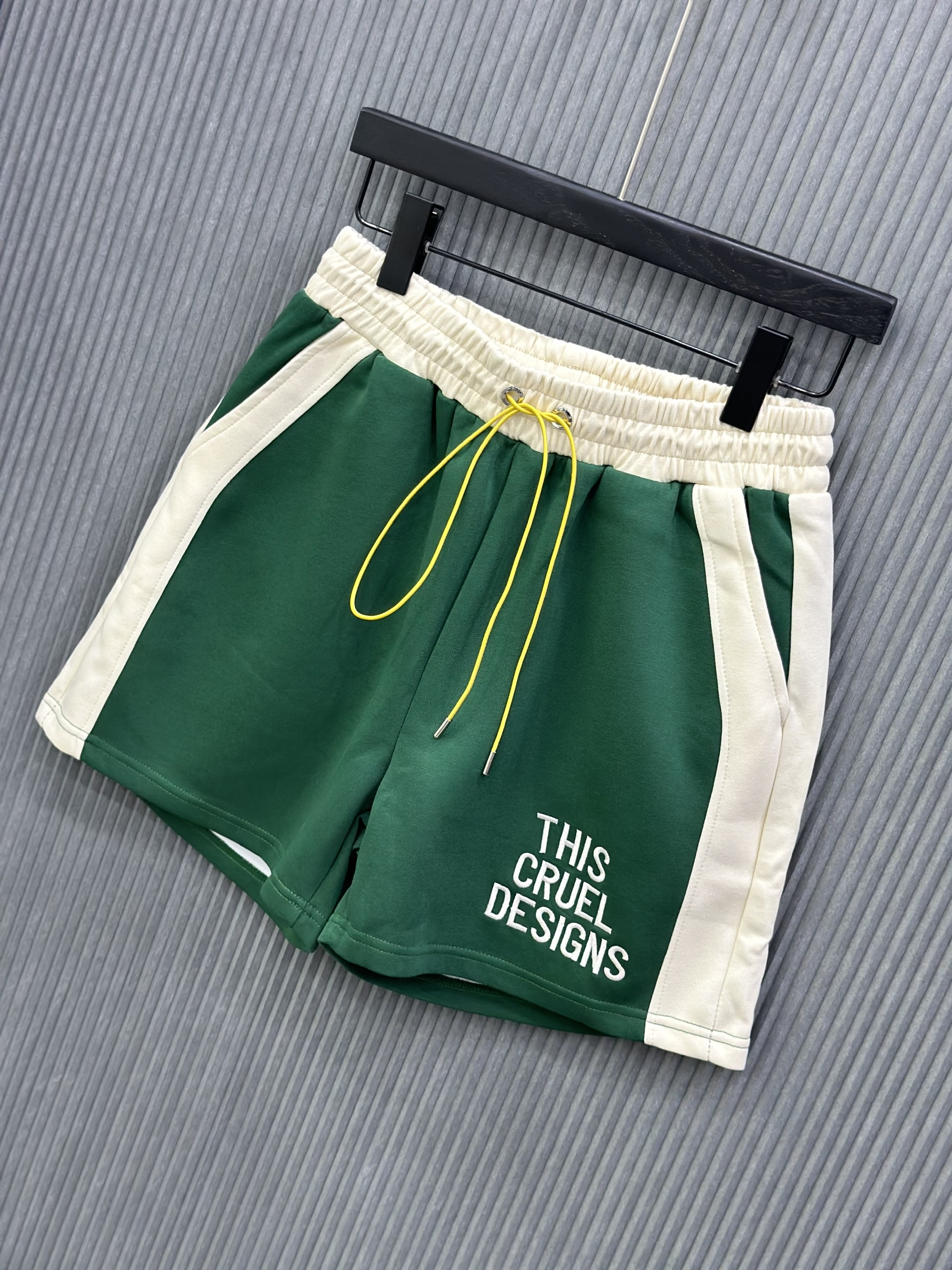 Quần short nỉ Xanh lá phối Be chữ thêu đùi Like Auth M-XL VTN