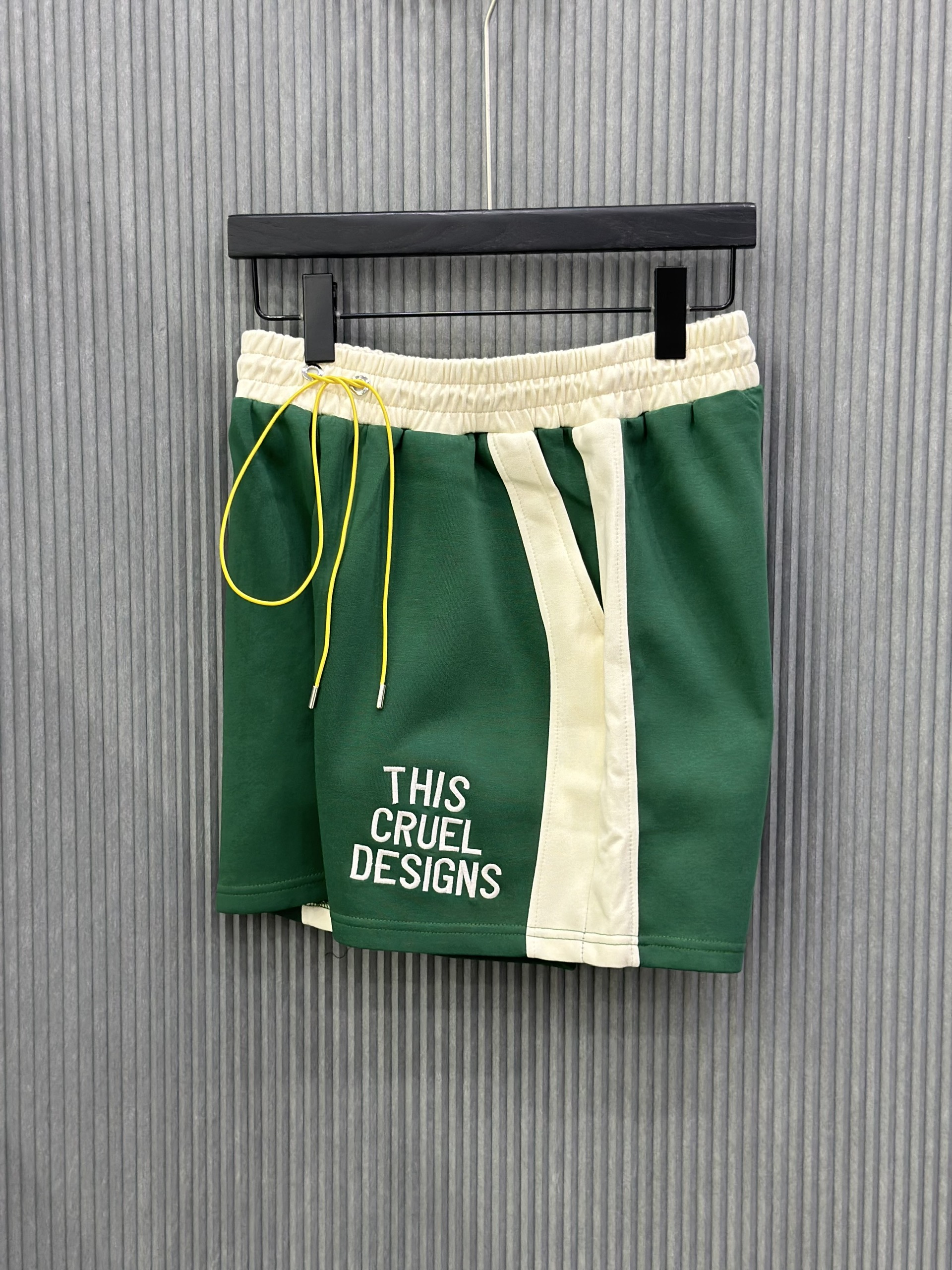 Quần short nỉ Xanh lá phối Be chữ thêu đùi Like Auth M-XL VTN