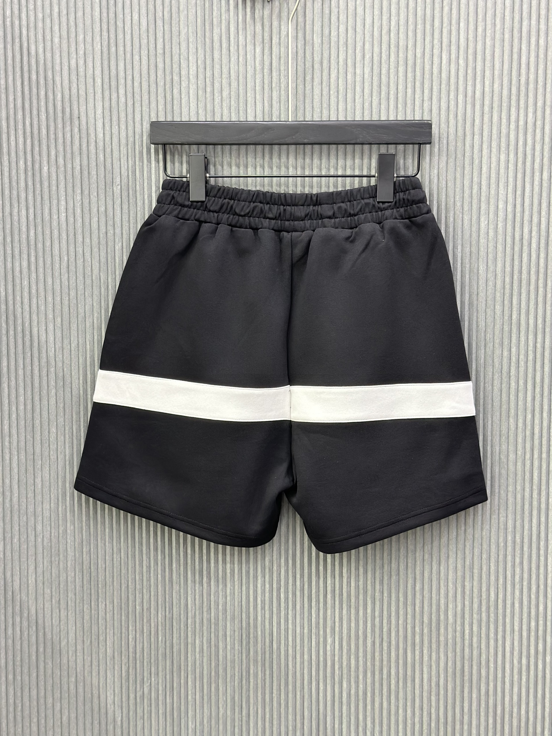 Quần short nỉ Đen phối kẻ Trắng to check dây Vàng Like Auth VTN