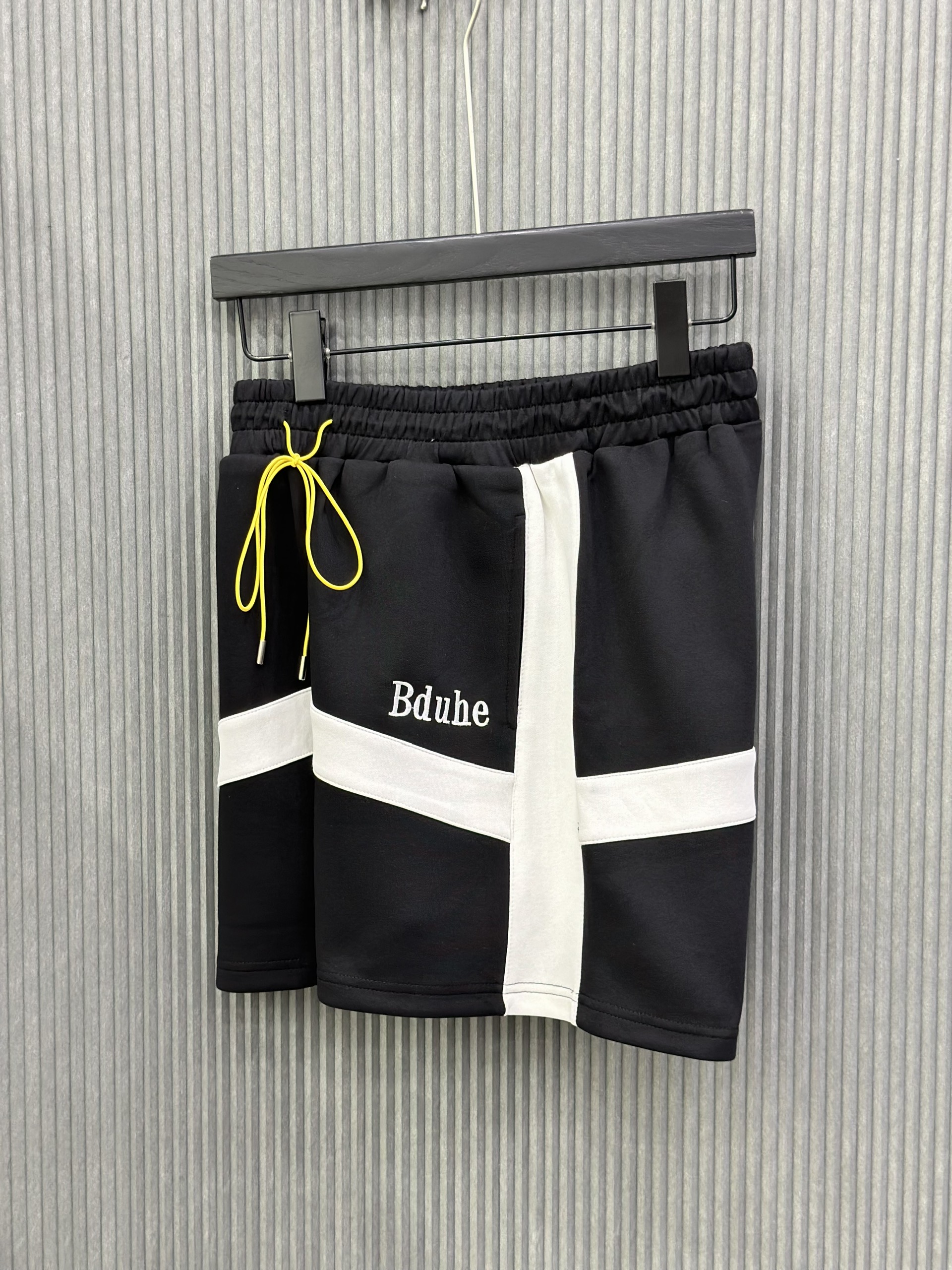 Quần short nỉ Đen phối kẻ Trắng to check dây Vàng Like Auth VTN