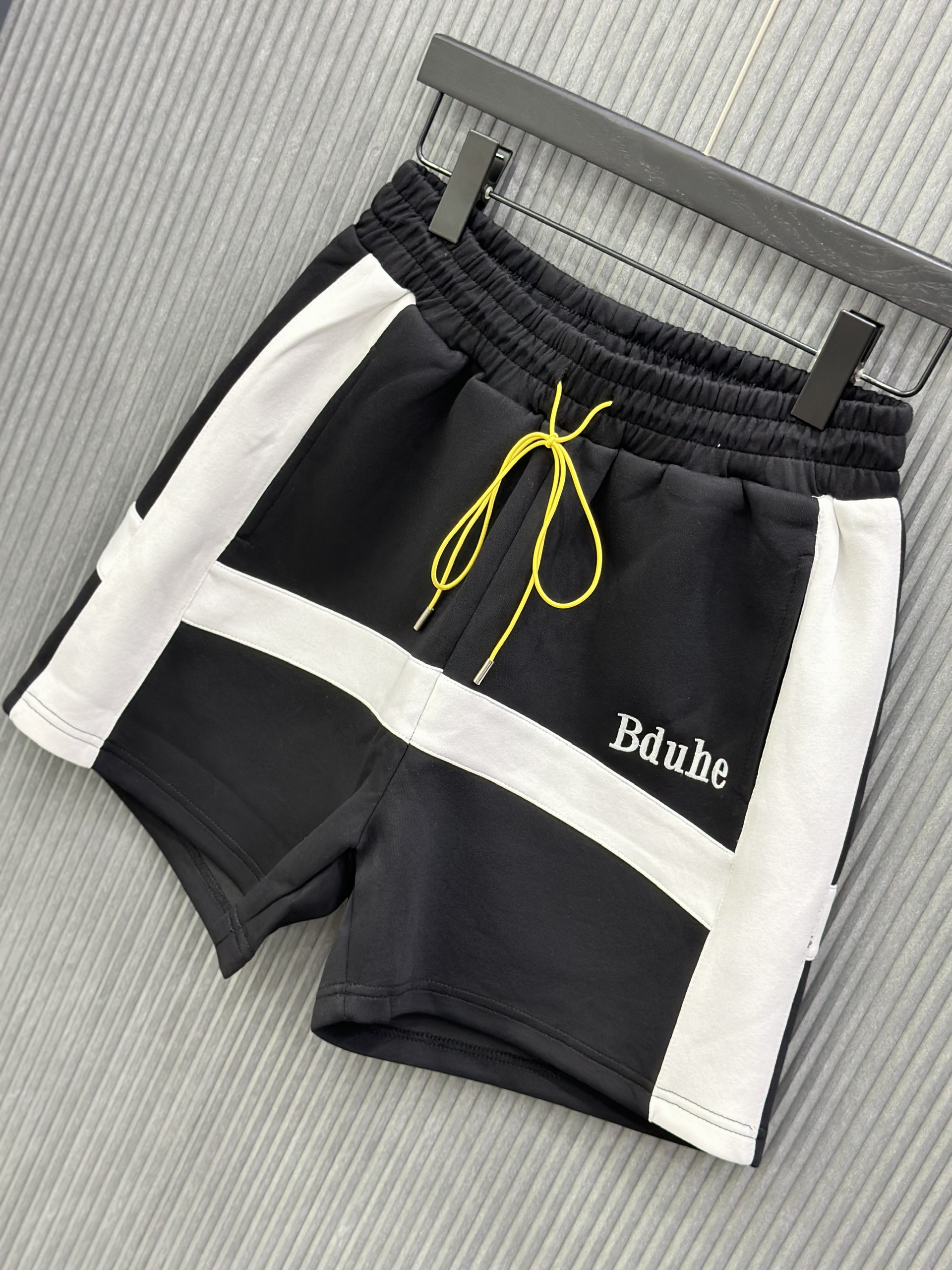 Quần short nỉ Đen phối kẻ Trắng to check dây Vàng Like Auth VTN