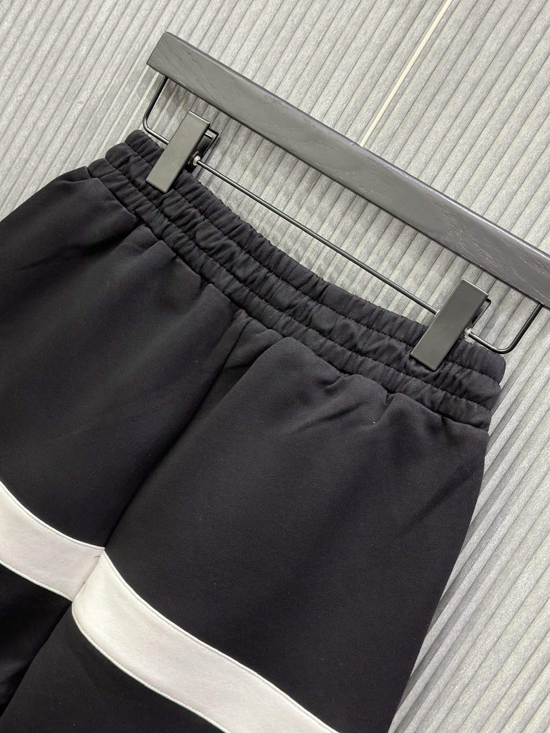 Quần short nỉ Đen phối kẻ Trắng to check dây Vàng Like Auth VTN