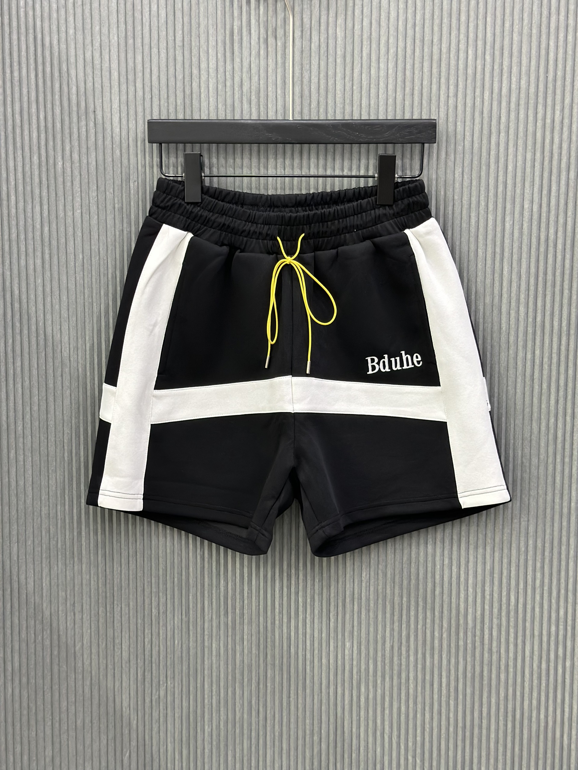 Quần short nỉ Đen phối kẻ Trắng to check dây Vàng Like Auth VTN