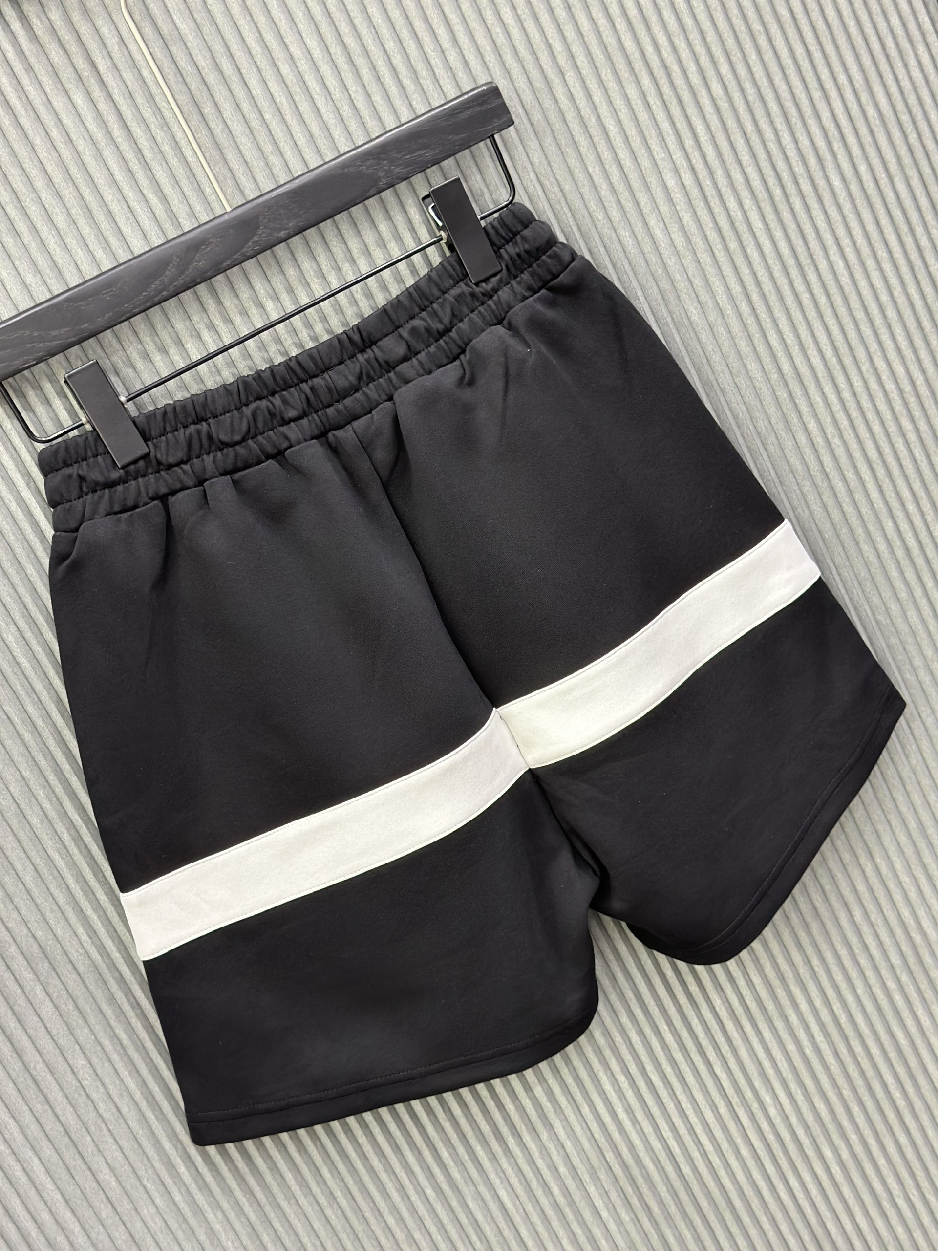 Quần short nỉ Đen phối kẻ Trắng to check dây Vàng Like Auth VTN