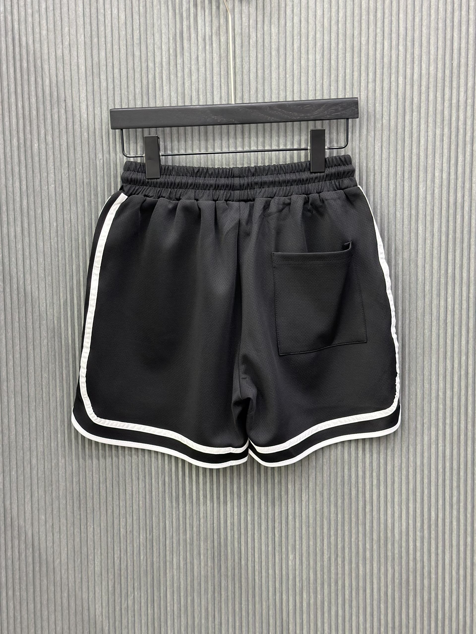 Quần short nỉ Đen vải lưới kẻ sọc viền Trắng logo thêu đùi Like Auth VTN