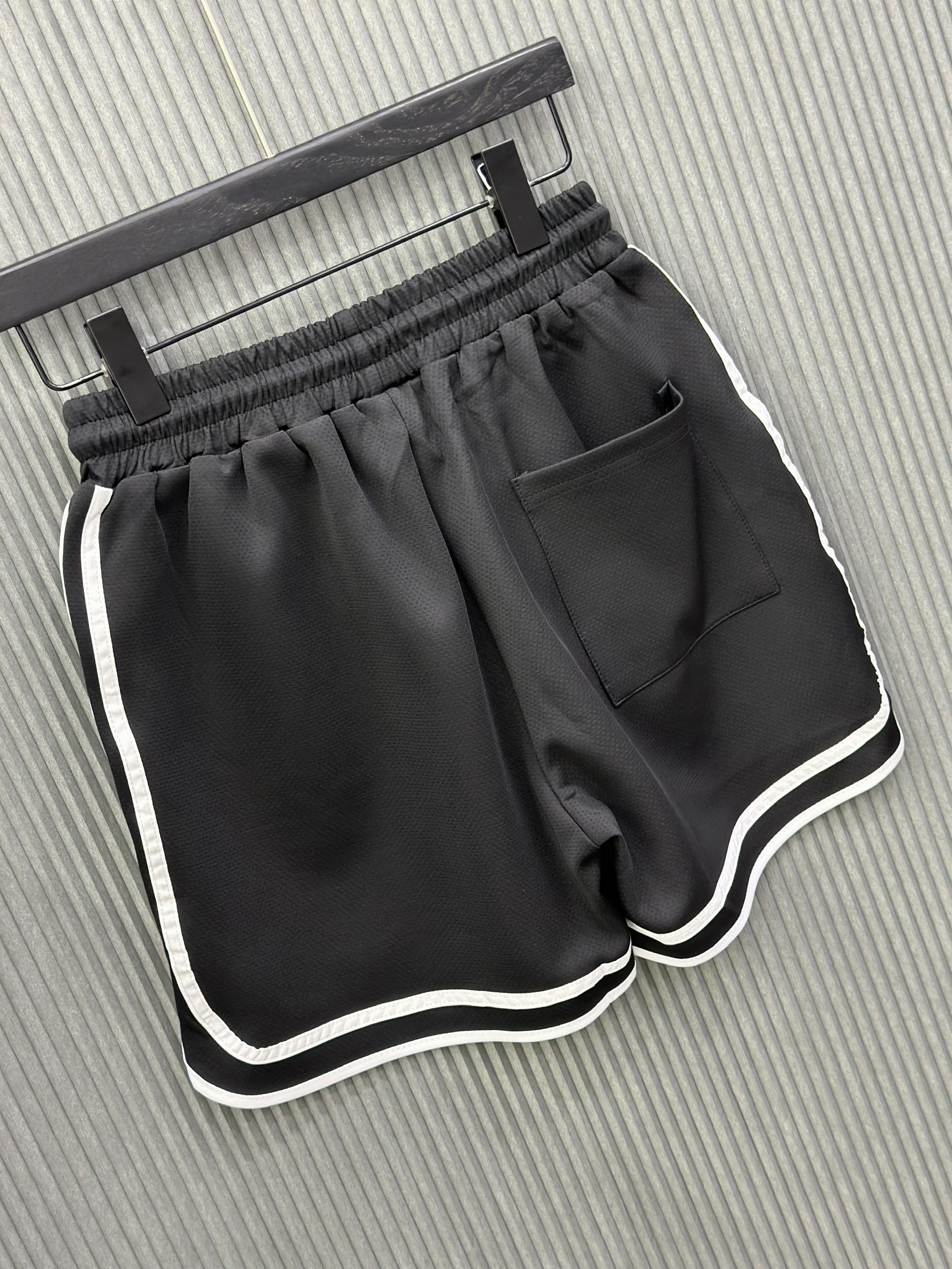 Quần short nỉ Đen vải lưới kẻ sọc viền Trắng logo thêu đùi Like Auth VTN