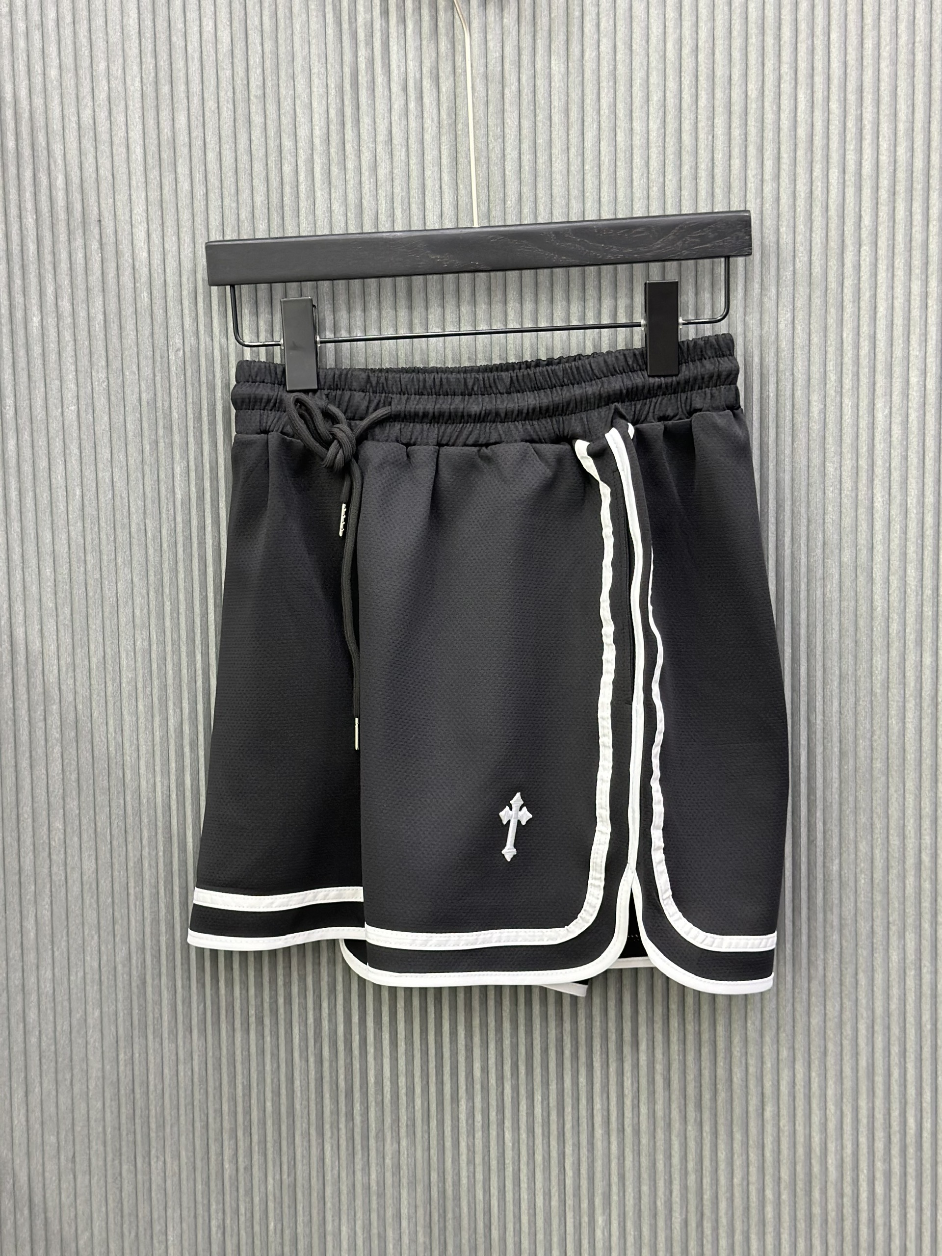 Quần short nỉ Đen vải lưới kẻ sọc viền Trắng logo thêu đùi Like Auth VTN