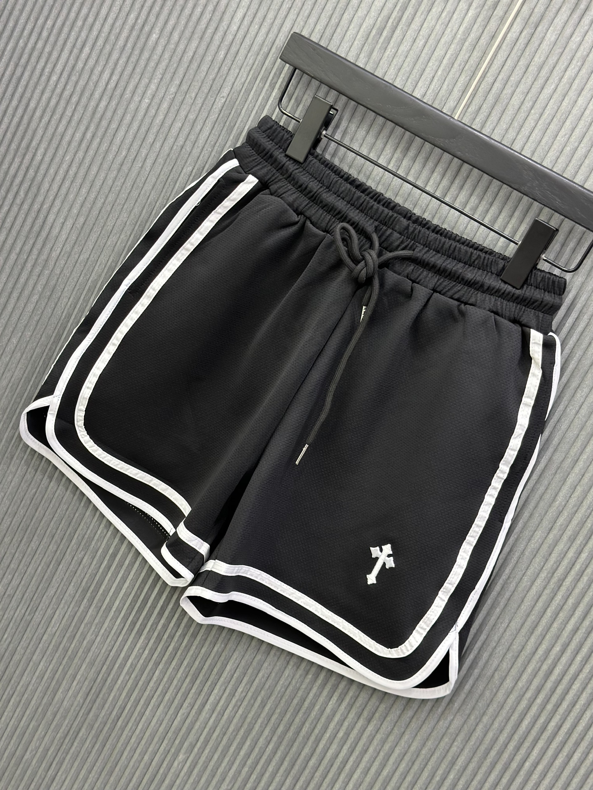 Quần short nỉ Đen vải lưới kẻ sọc viền Trắng logo thêu đùi Like Auth VTN