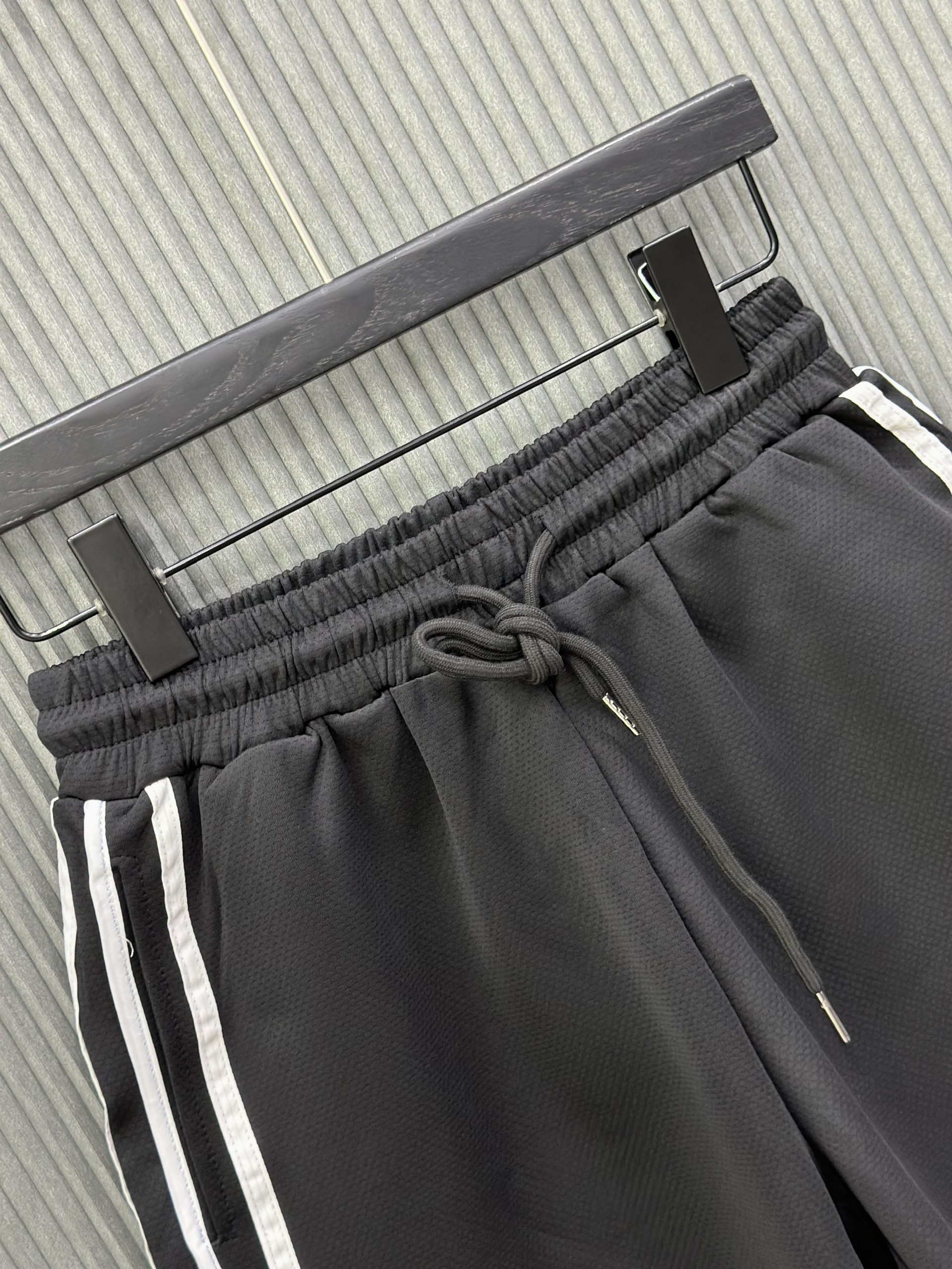 Quần short nỉ Đen vải lưới kẻ sọc viền Trắng logo thêu đùi Like Auth VTN