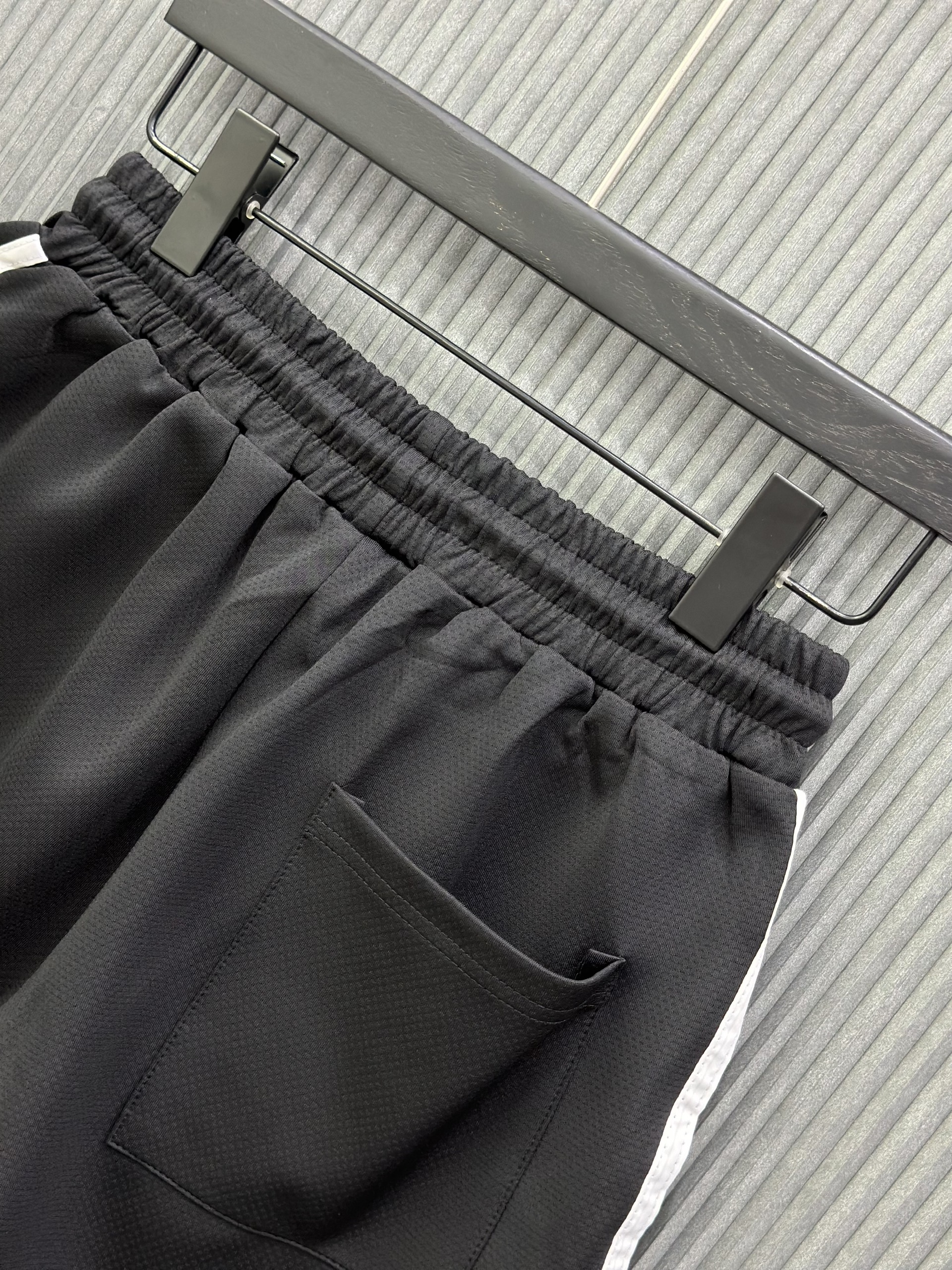 Quần short nỉ Đen vải lưới kẻ sọc viền Trắng logo thêu đùi Like Auth VTN