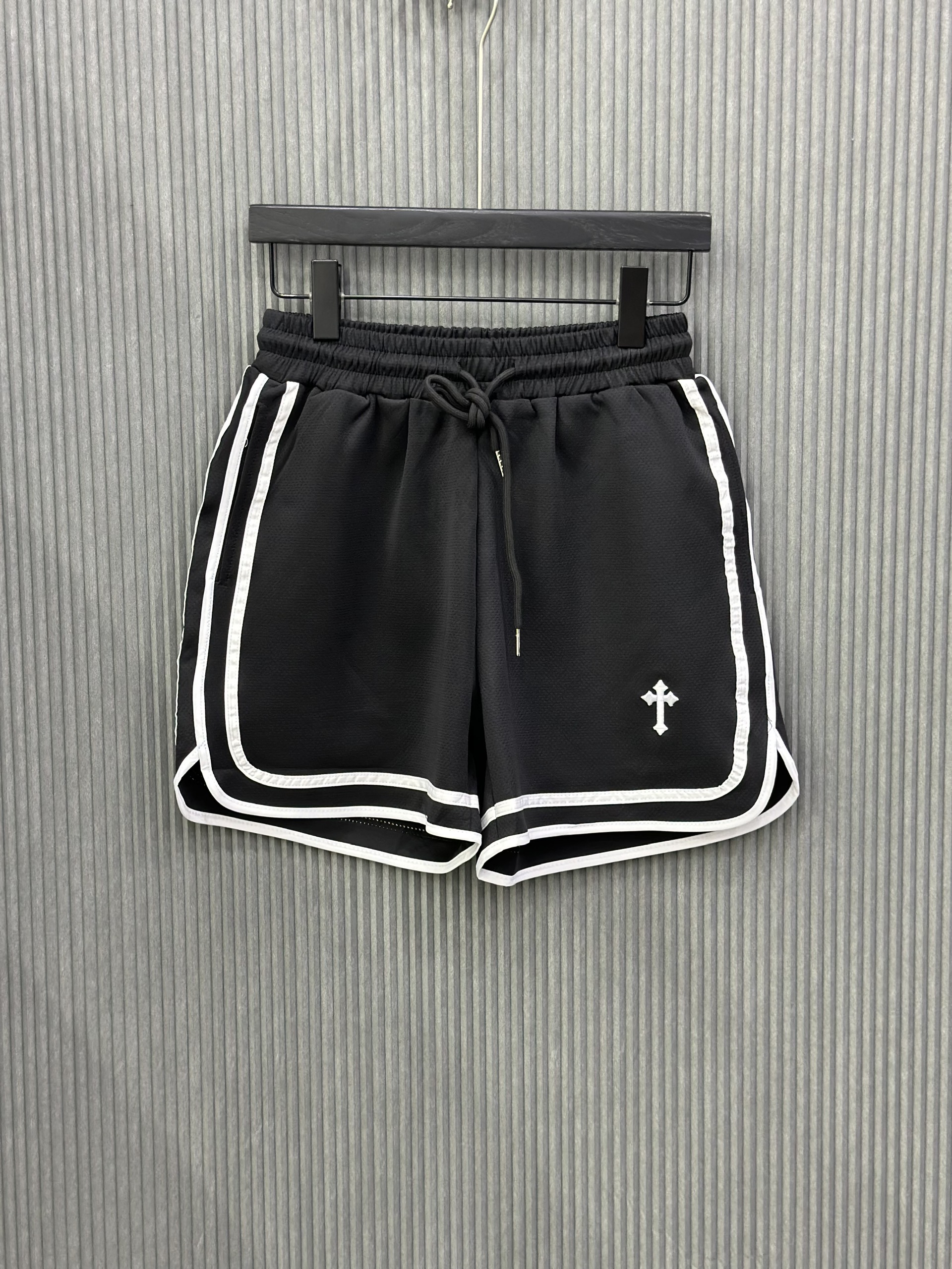 Quần short nỉ Đen vải lưới kẻ sọc viền Trắng logo thêu đùi Like Auth VTN