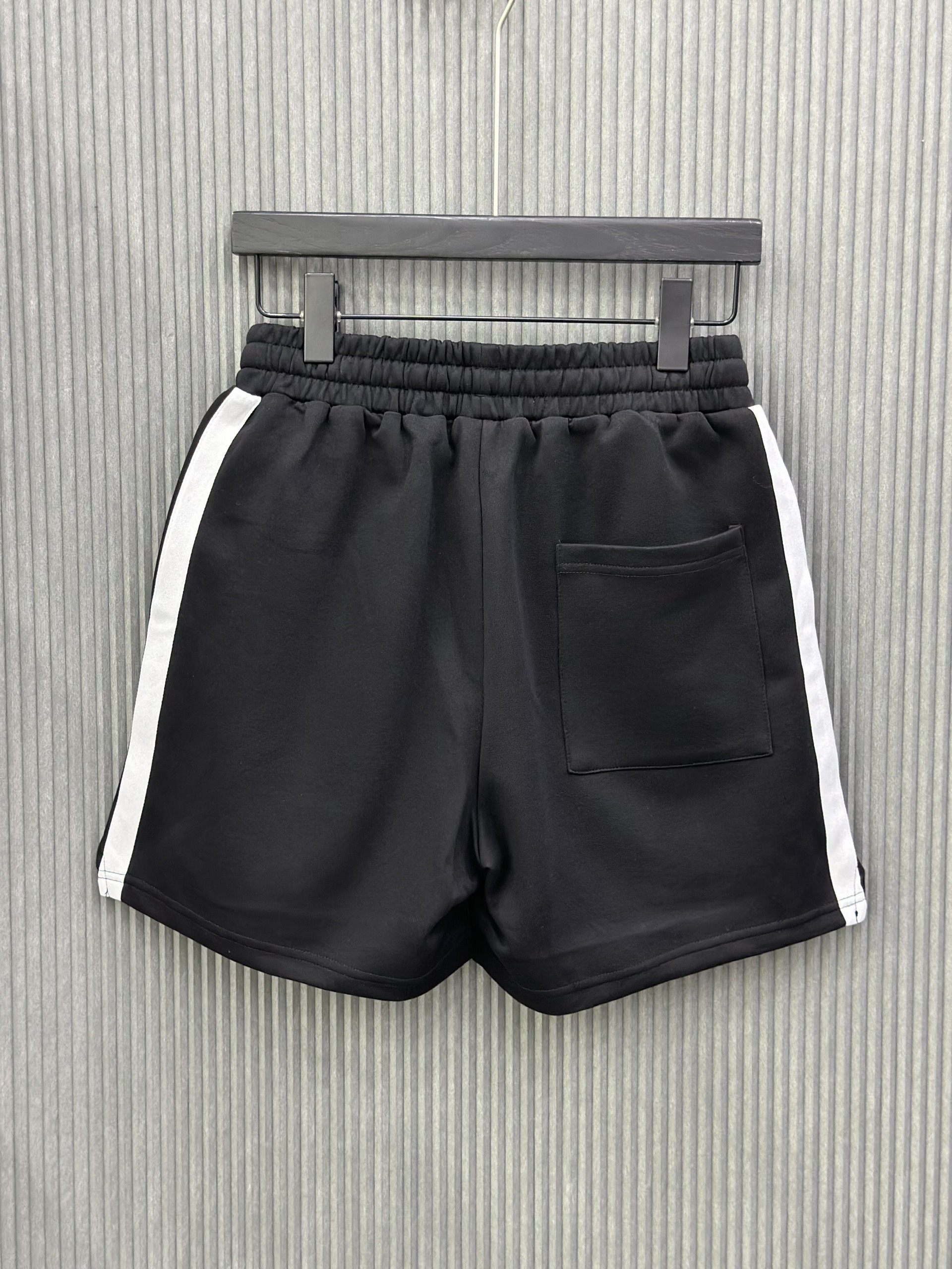 Quần short nỉ Đen logo chữ thêu đùi kẻ viền Trắng Like Auth VTN