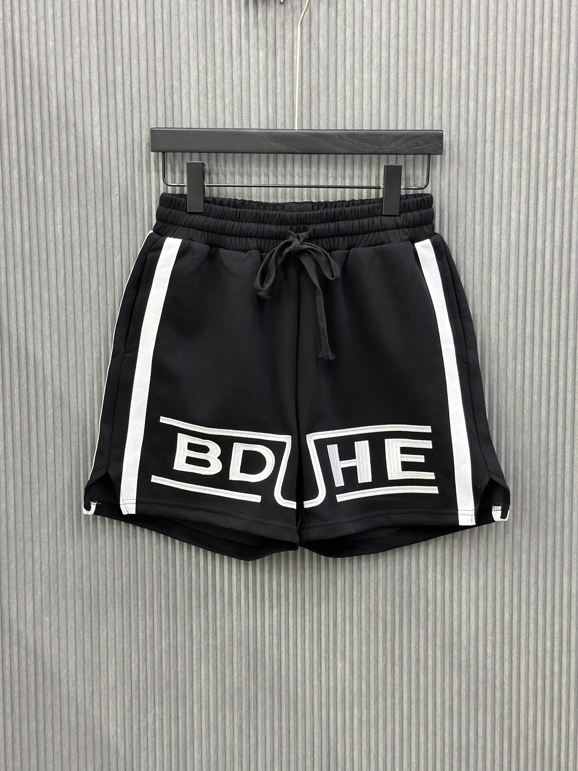 Quần short nỉ Đen logo chữ thêu đùi kẻ viền Trắng Like Auth VTN