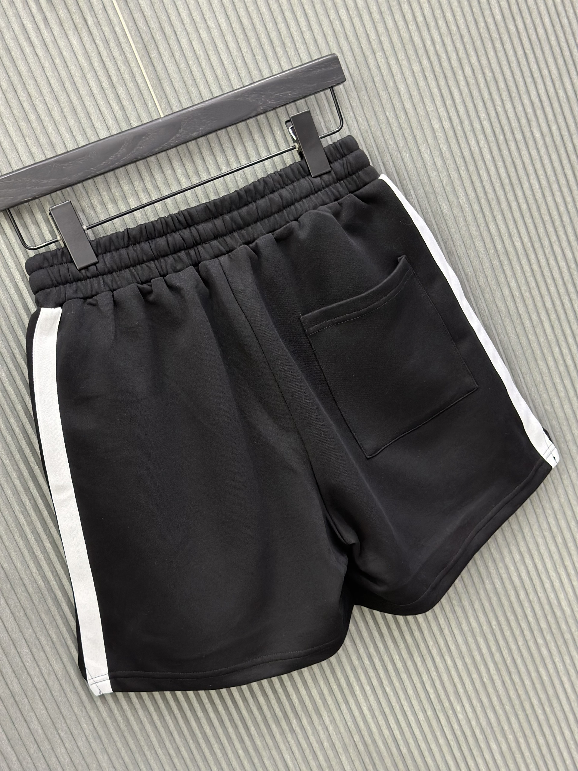 Quần short nỉ Đen logo chữ thêu đùi kẻ viền Trắng Like Auth VTN