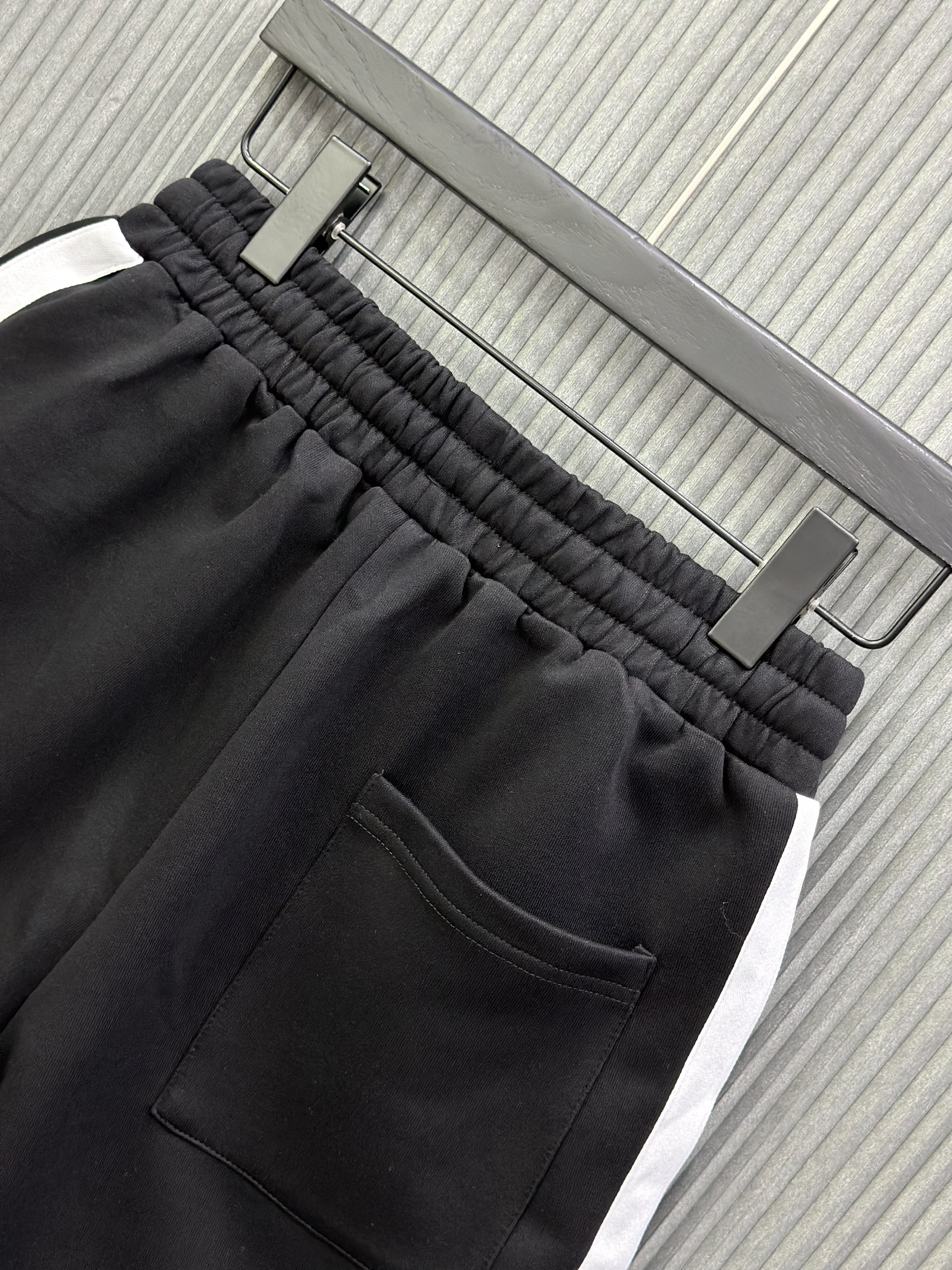 Quần short nỉ Đen logo chữ thêu đùi kẻ viền Trắng Like Auth VTN