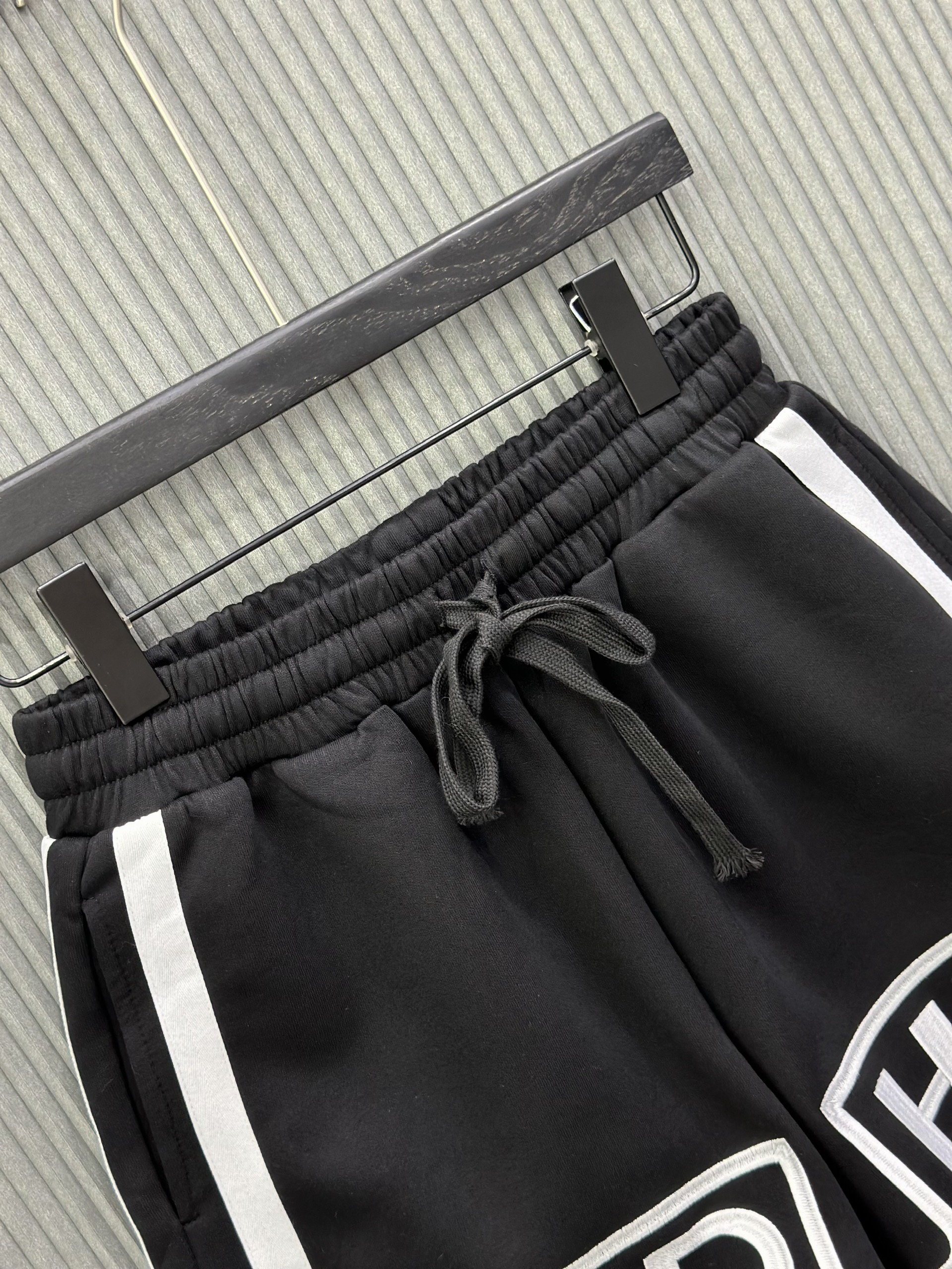 Quần short nỉ Đen logo chữ thêu đùi kẻ viền Trắng Like Auth VTN