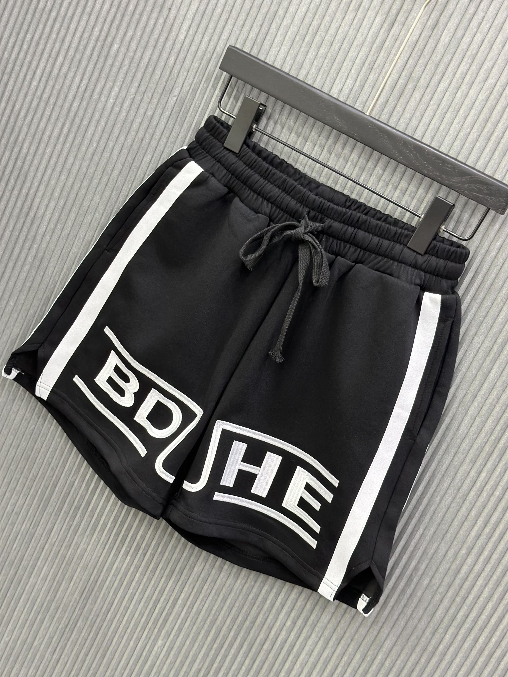 Quần short nỉ Đen logo chữ thêu đùi kẻ viền Trắng Like Auth VTN