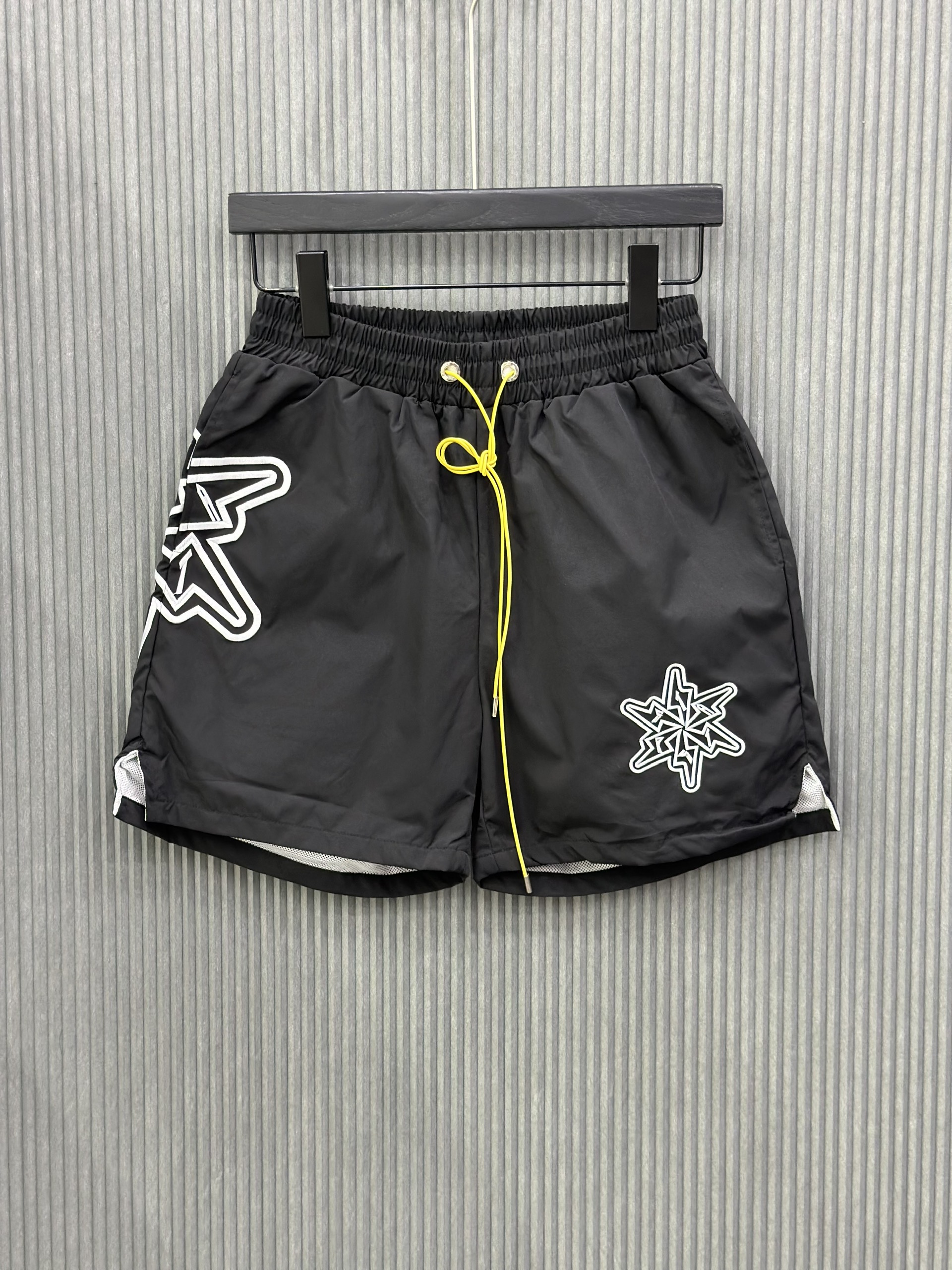 Quần short gió Đen logo Trắng check dây Vàng Like Auth VTN