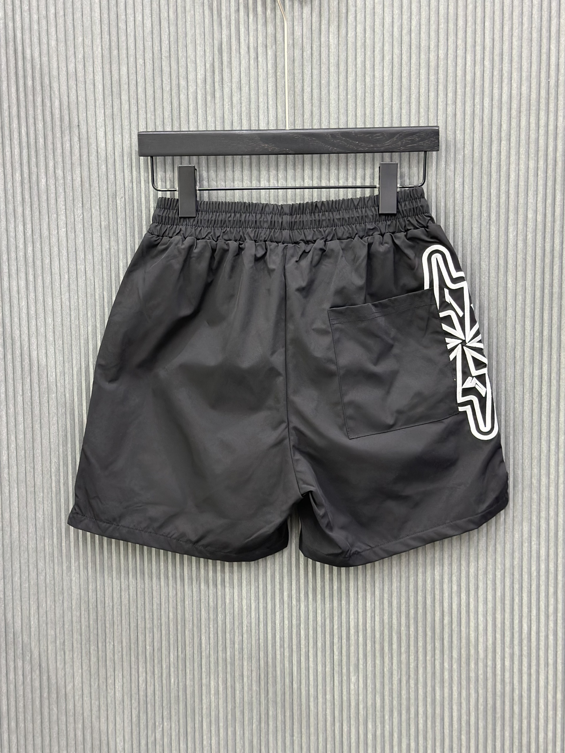 Quần short gió Đen logo Trắng check dây Vàng Like Auth VTN