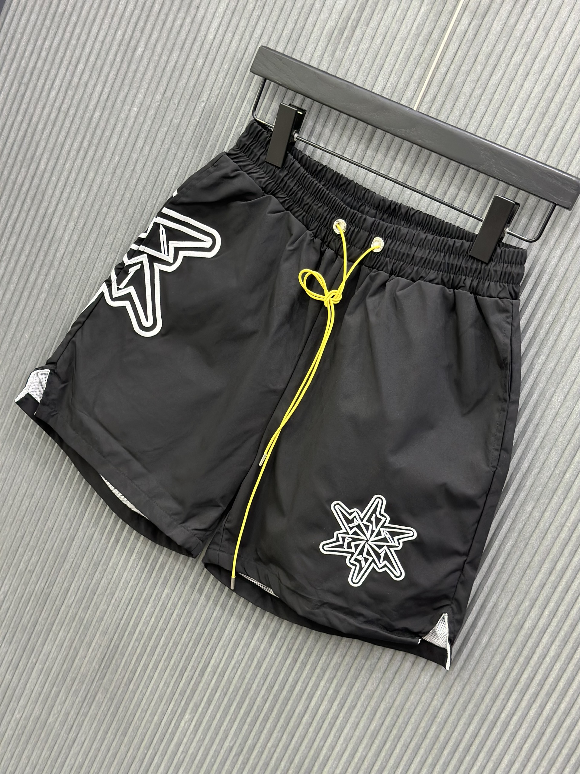 Quần short gió Đen logo Trắng check dây Vàng Like Auth VTN