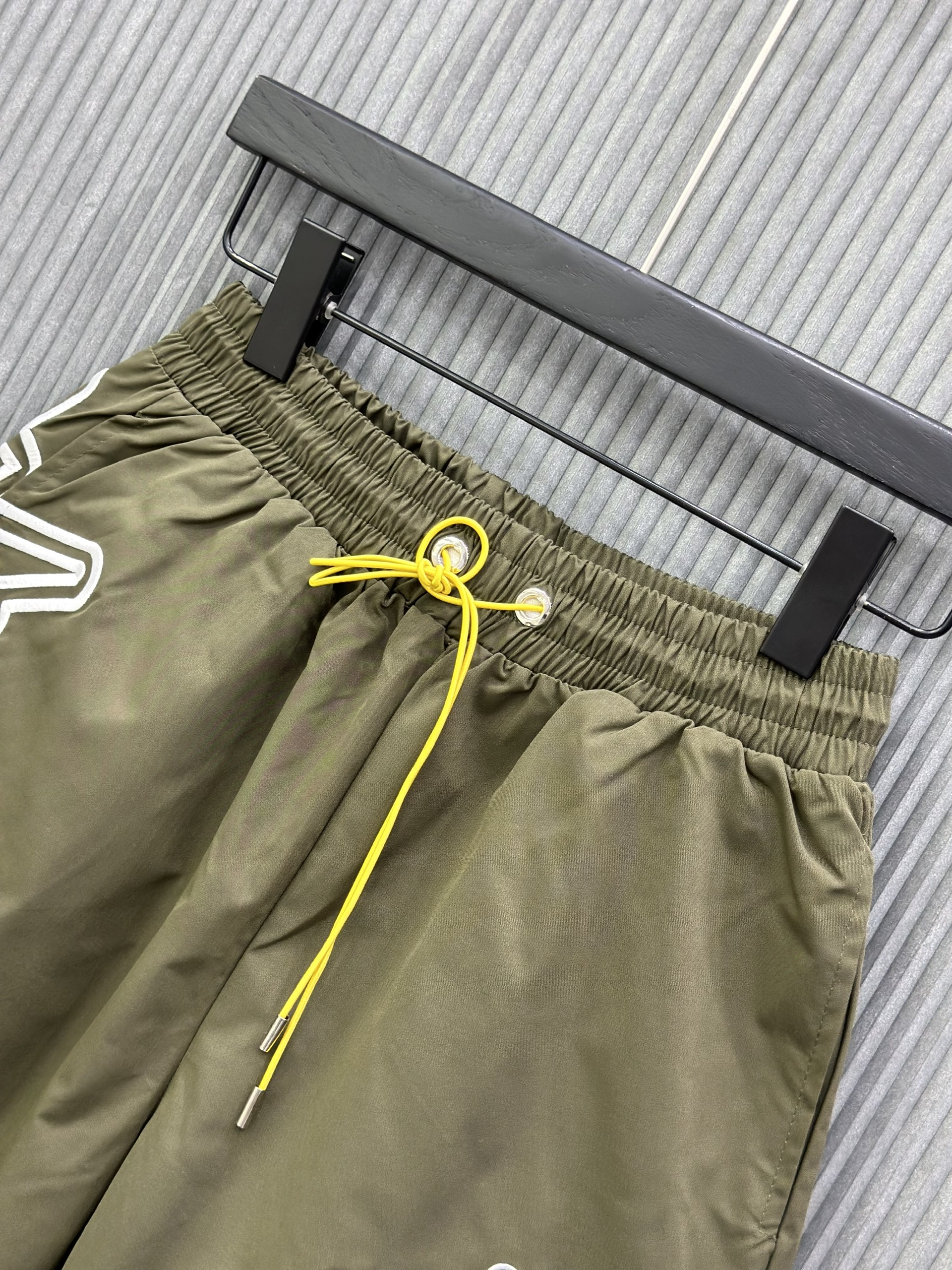 Quần short gió Xanh rêu logo Trắng check dây Vàng Like Auth VTN