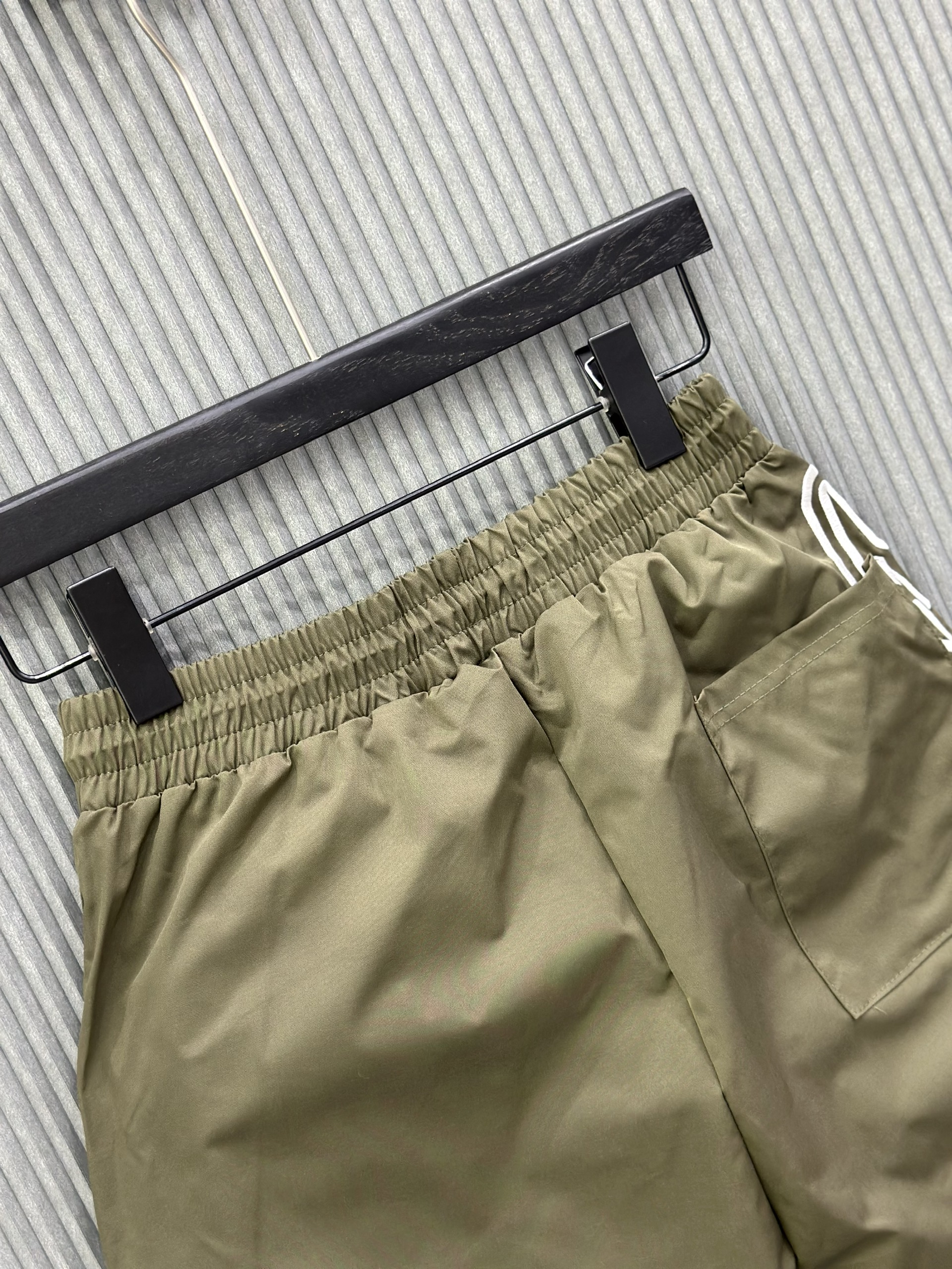 Quần short gió Xanh rêu logo Trắng check dây Vàng Like Auth VTN