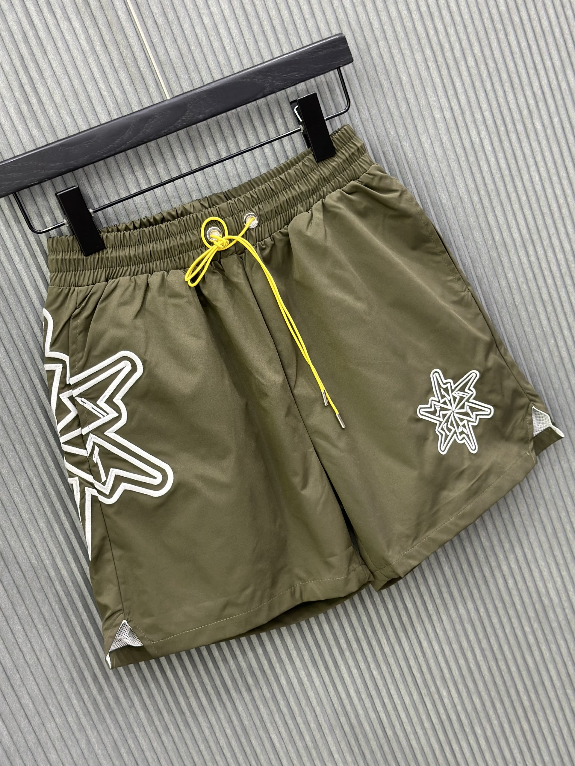 Quần short gió Xanh rêu logo Trắng check dây Vàng Like Auth VTN