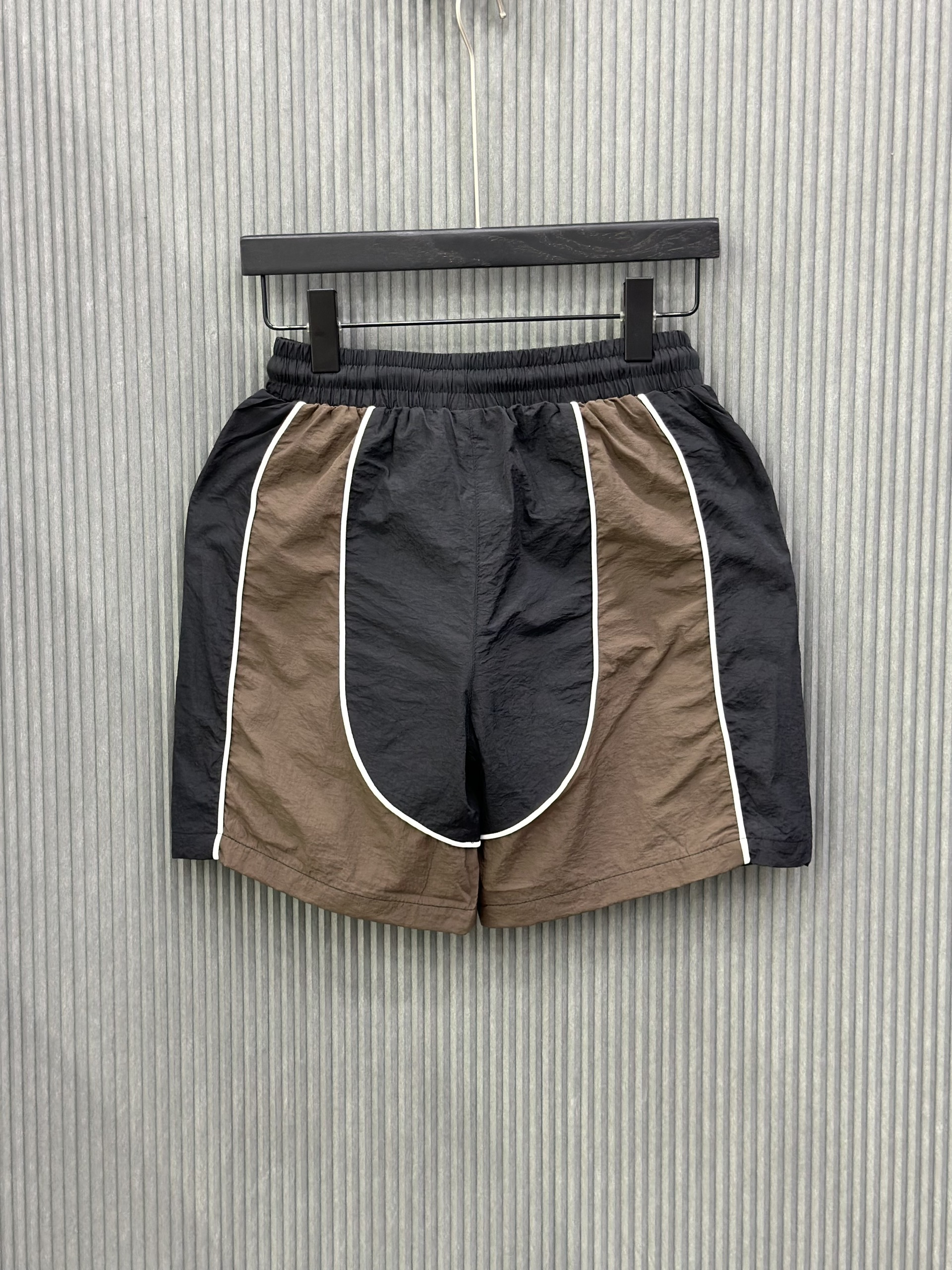 Quần short gió Đen phối Nâu logo sọc sườn Trắng Like Auth S-L VTN