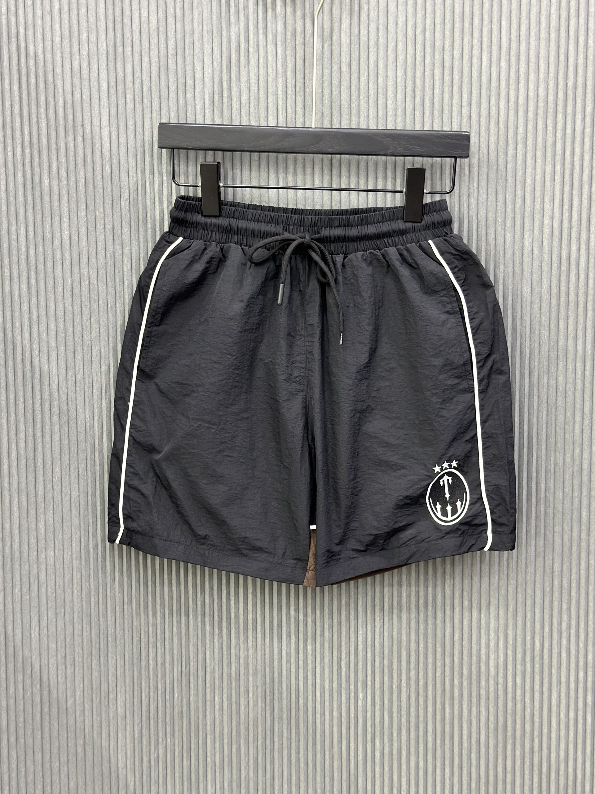 Quần short gió Đen phối Nâu logo sọc sườn Trắng Like Auth S-L VTN