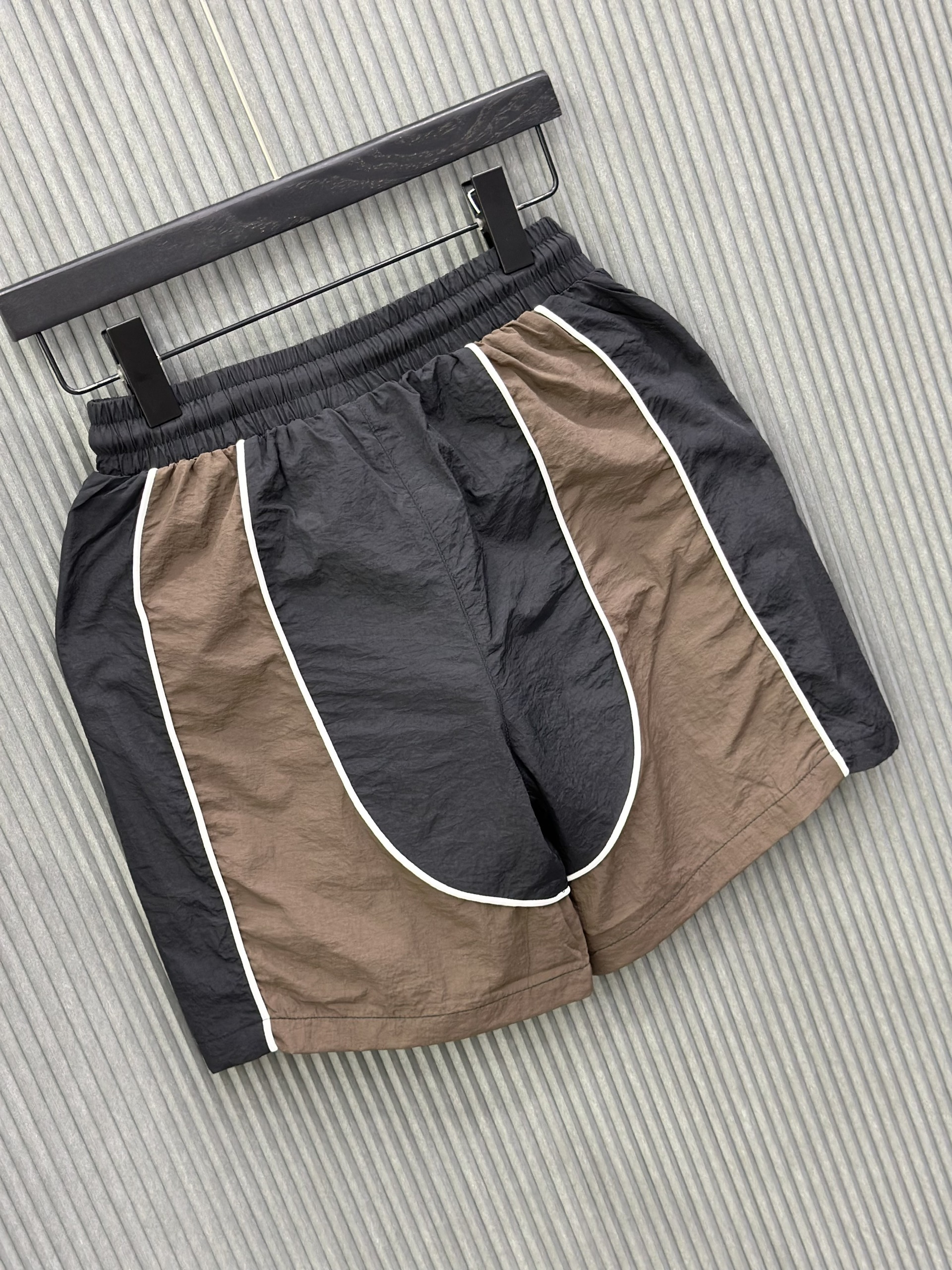 Quần short gió Đen phối Nâu logo sọc sườn Trắng Like Auth S-L VTN