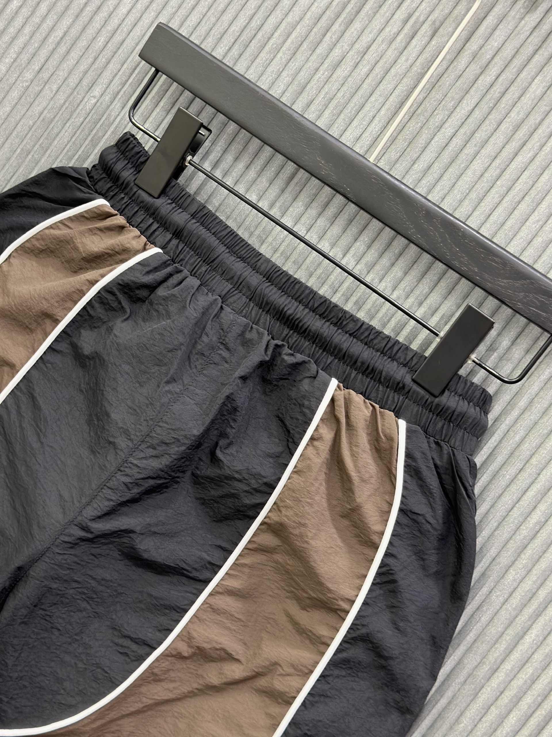 Quần short gió Đen phối Nâu logo sọc sườn Trắng Like Auth S-L VTN