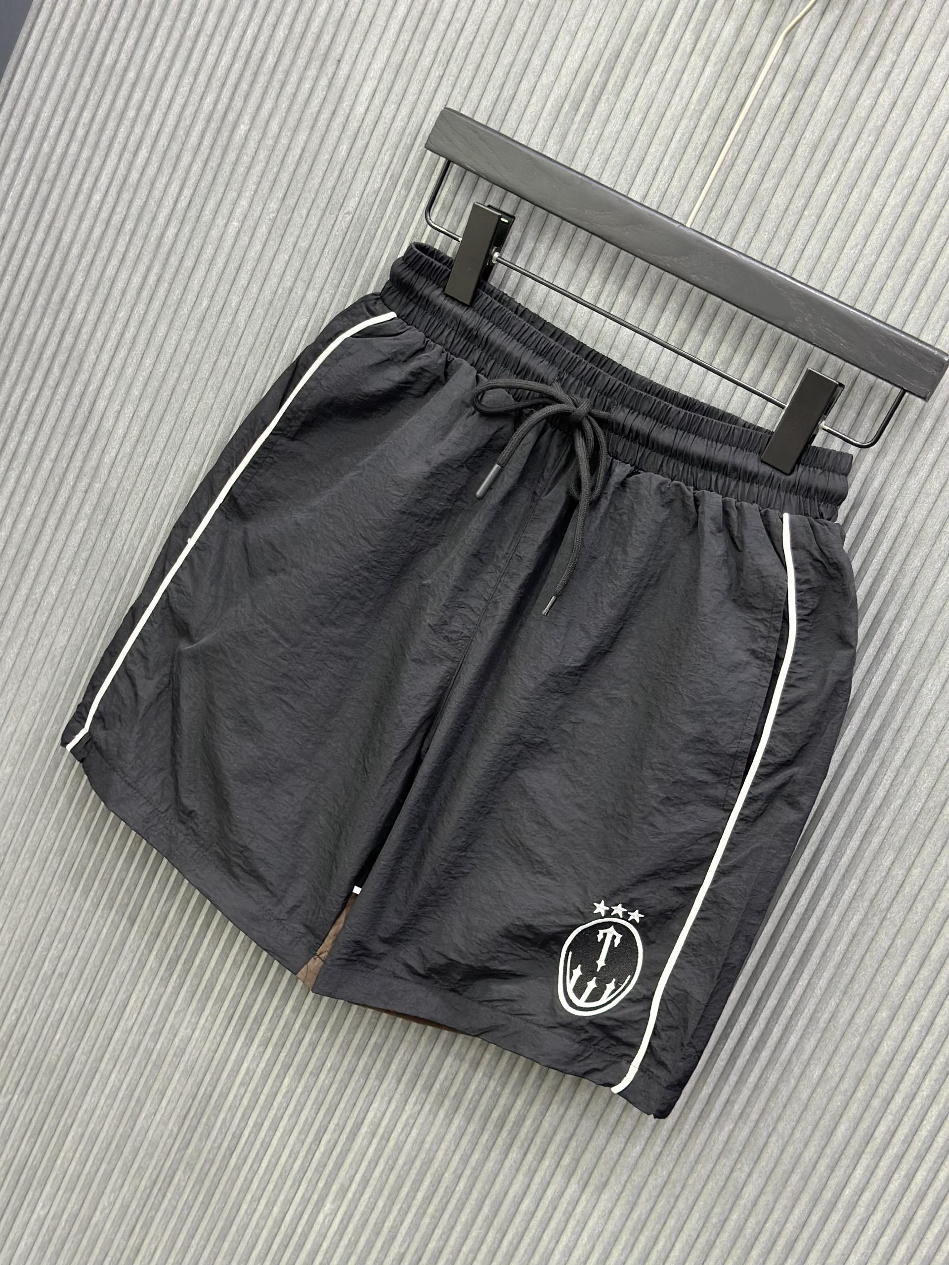 Quần short gió Đen phối Nâu logo sọc sườn Trắng Like Auth S-L VTN