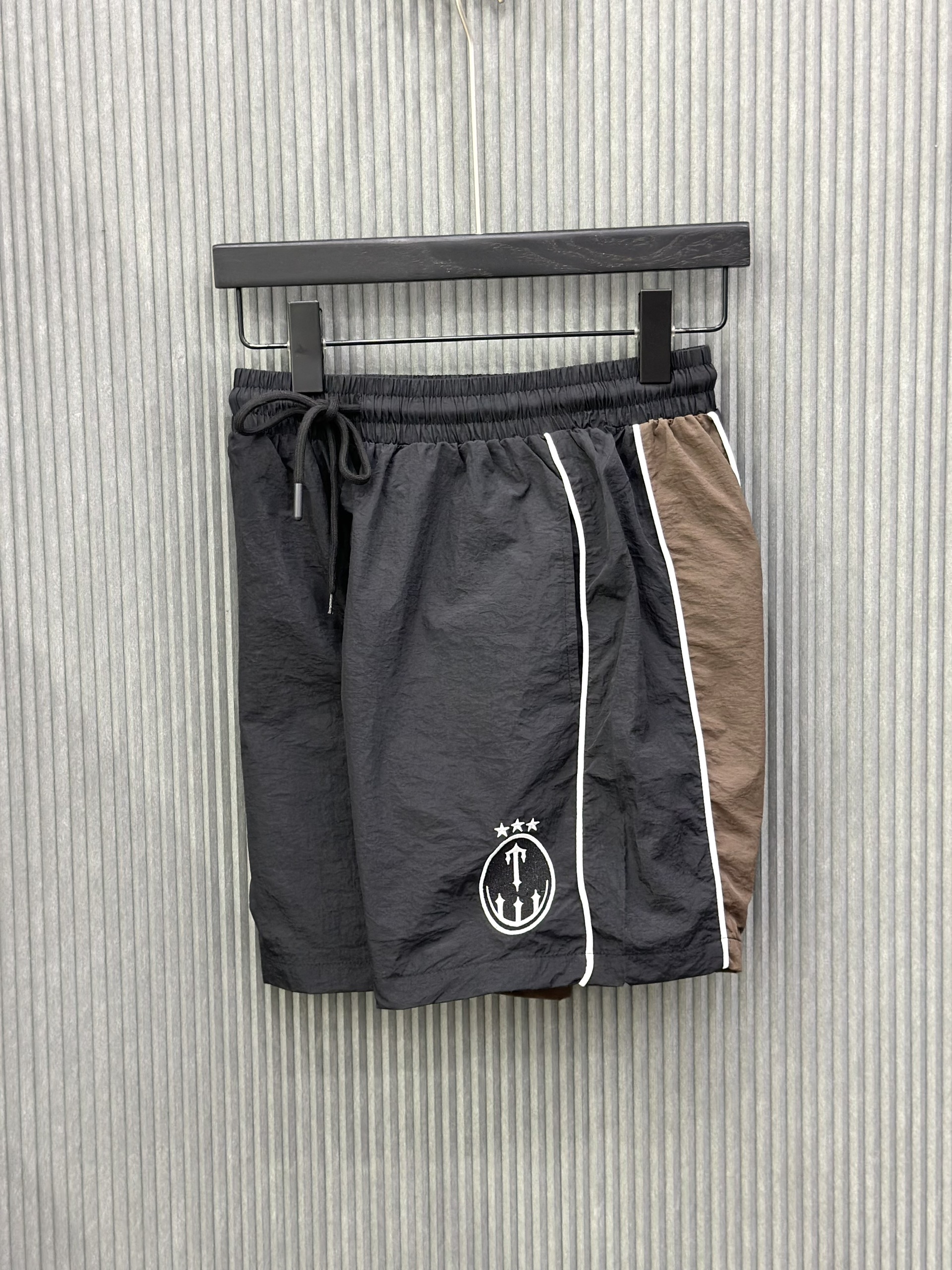 Quần short gió Đen phối Nâu logo sọc sườn Trắng Like Auth S-L VTN