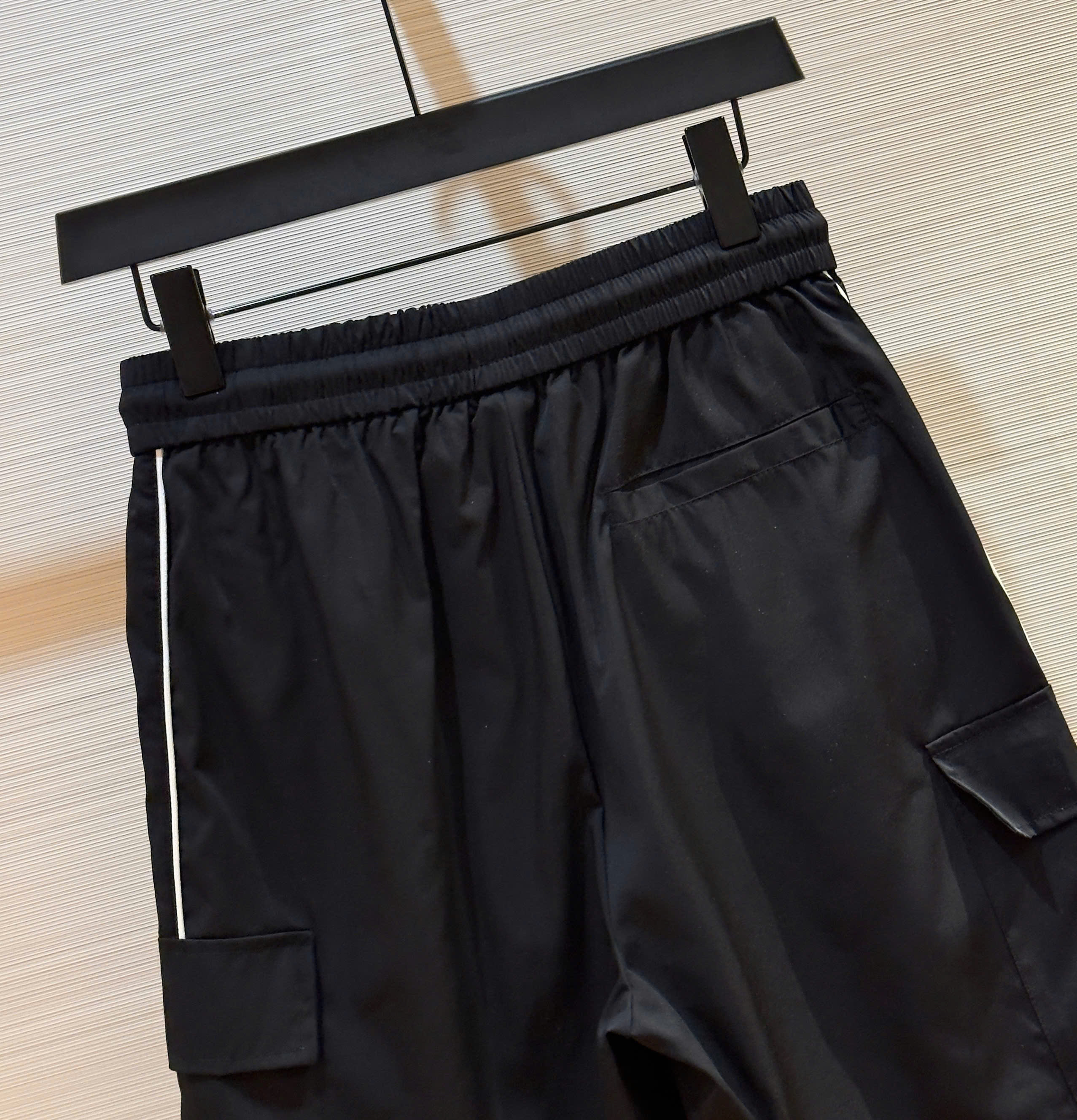 Quần short gió Balenciaga BB Đen logo chữ sọc Trắng Like Auth DDT