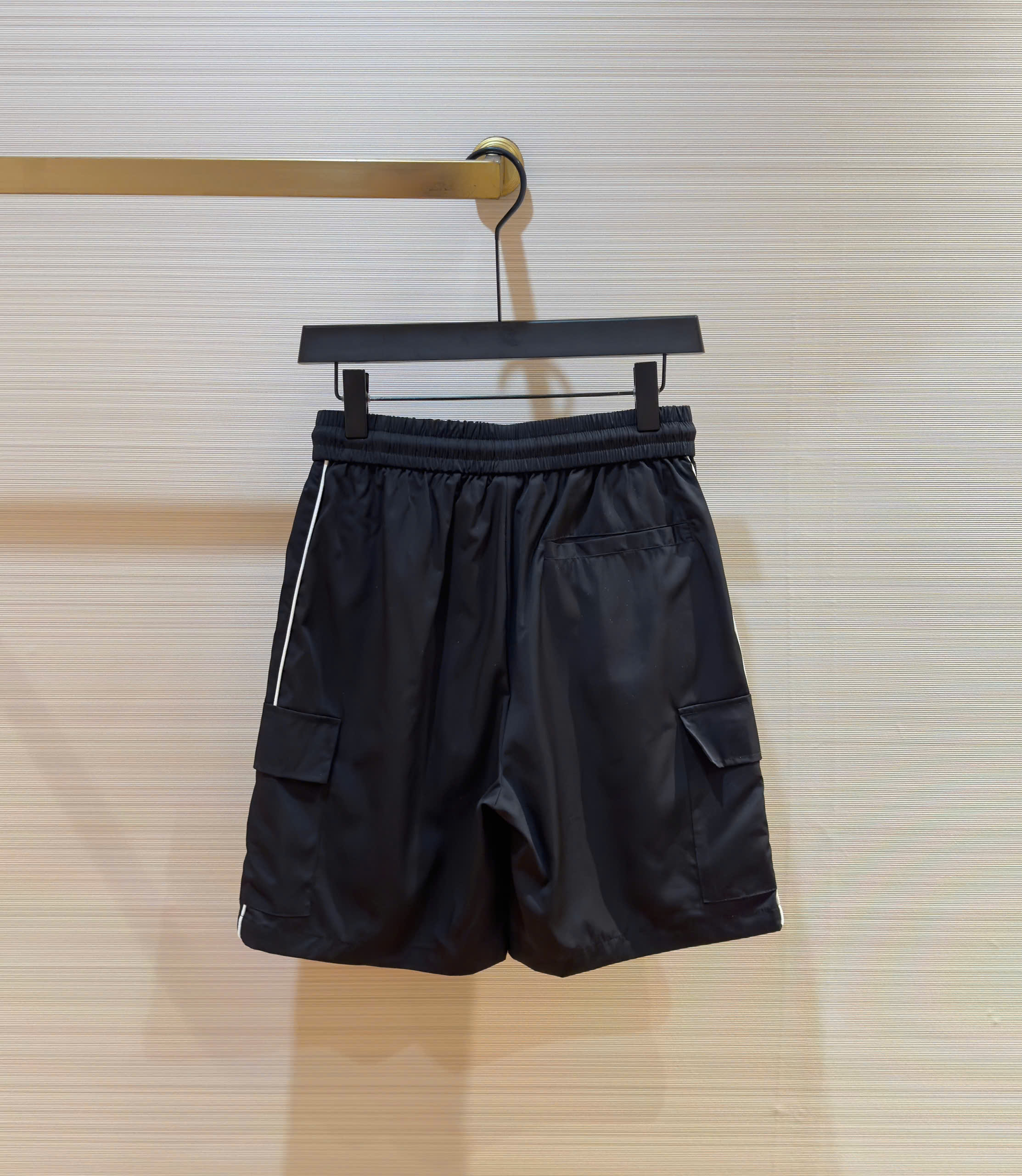 Quần short gió Balenciaga BB Đen logo chữ sọc Trắng Like Auth DDT