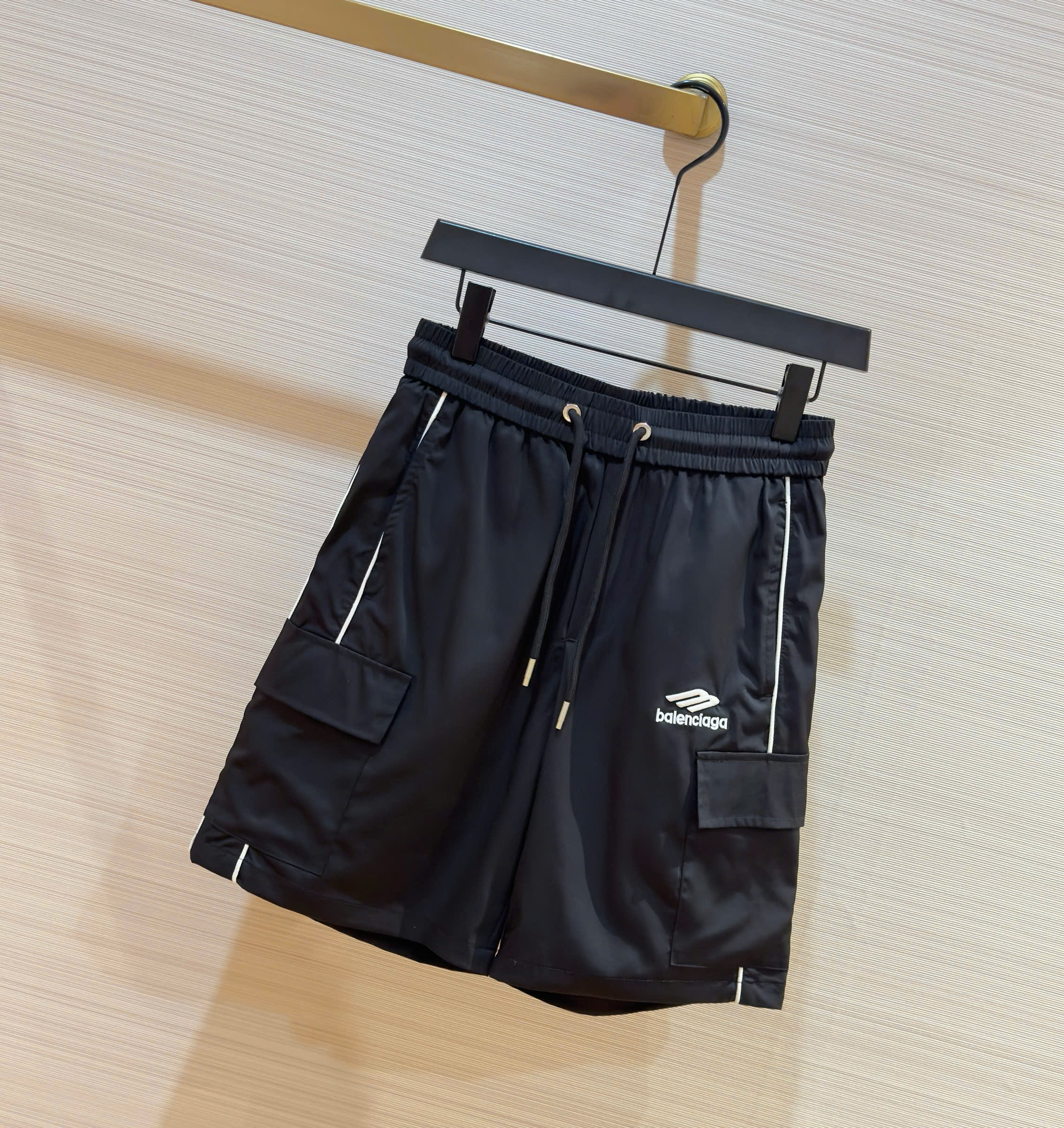 Quần short gió Balenciaga BB Đen logo chữ sọc Trắng Like Auth DDT