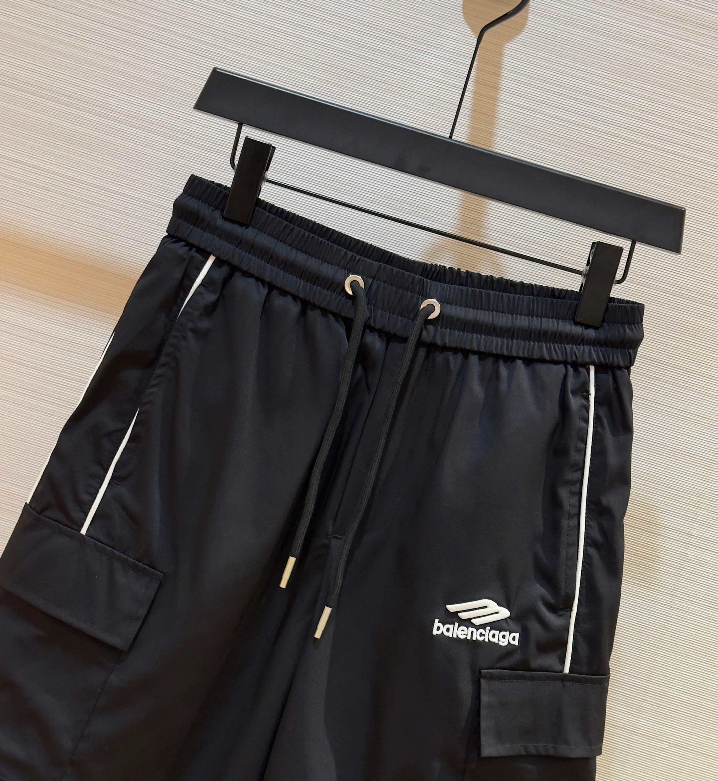 Quần short gió Balenciaga BB Đen logo chữ sọc Trắng Like Auth DDT