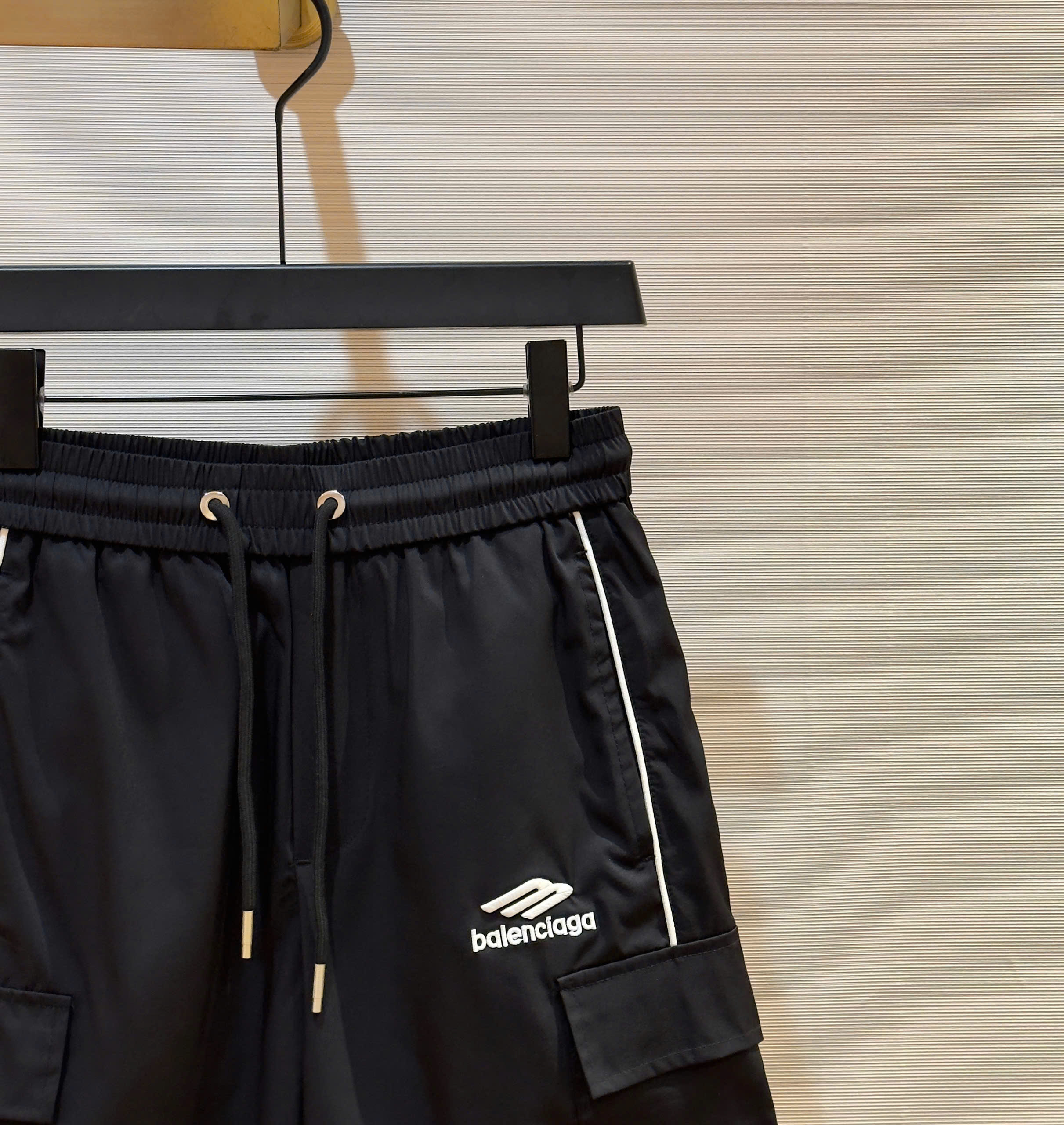 Quần short gió Balenciaga BB Đen logo chữ sọc Trắng Like Auth DDT