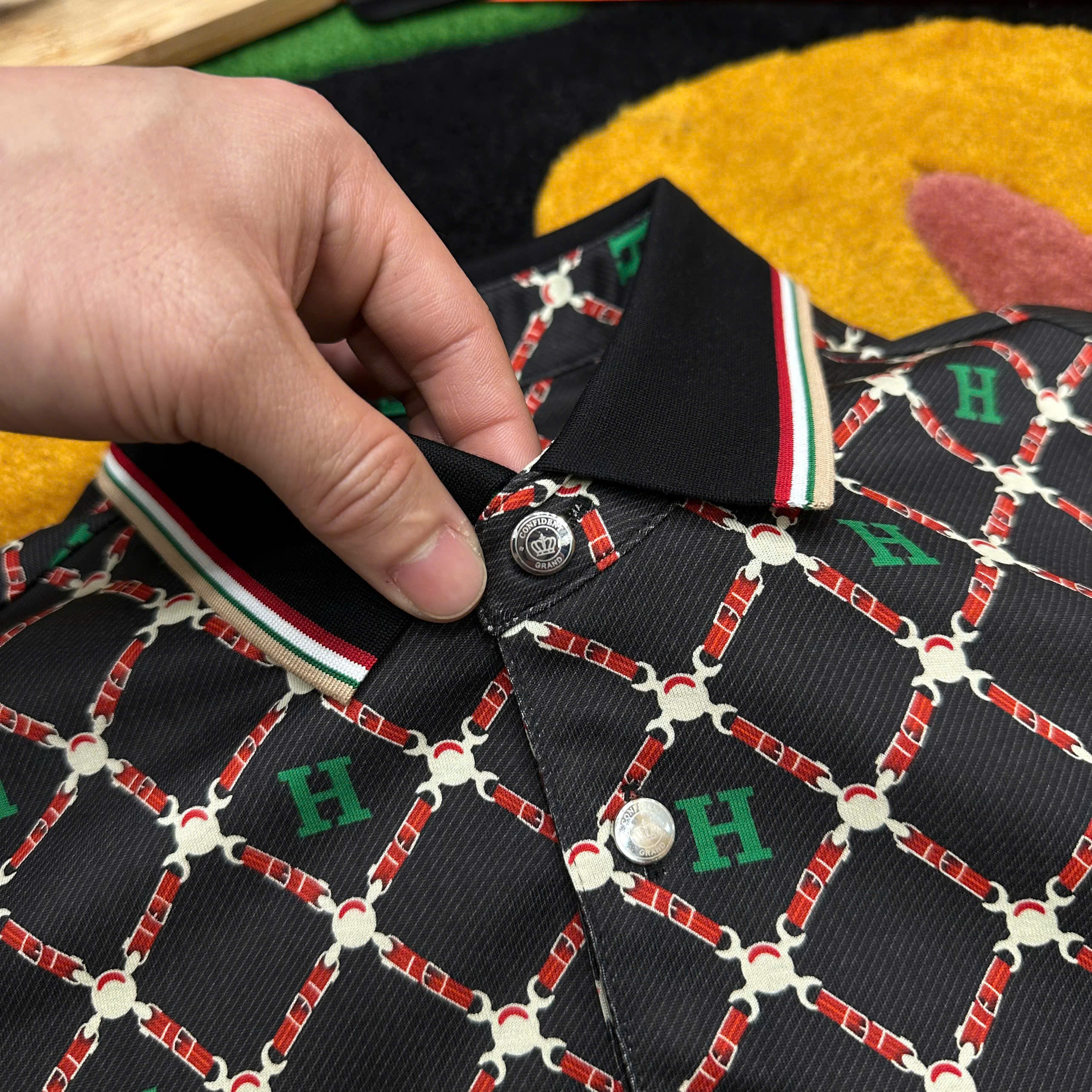 Áo polo Hermes HM Đen họa tiết logo chữ Xanh kẻ sọc Đỏ  Like Auth MK