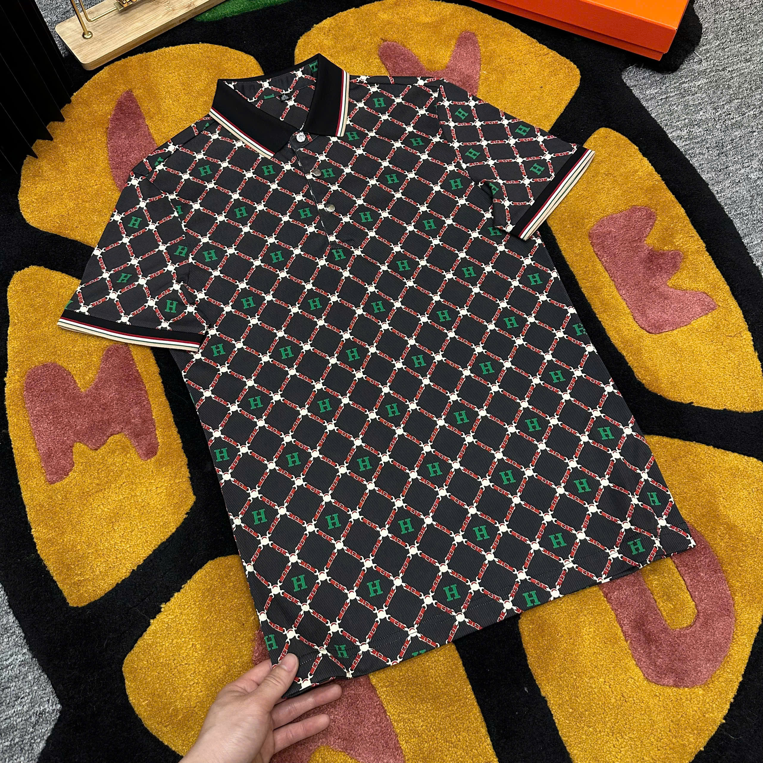 Áo polo Hermes HM Đen họa tiết logo chữ Xanh kẻ sọc Đỏ  Like Auth MK