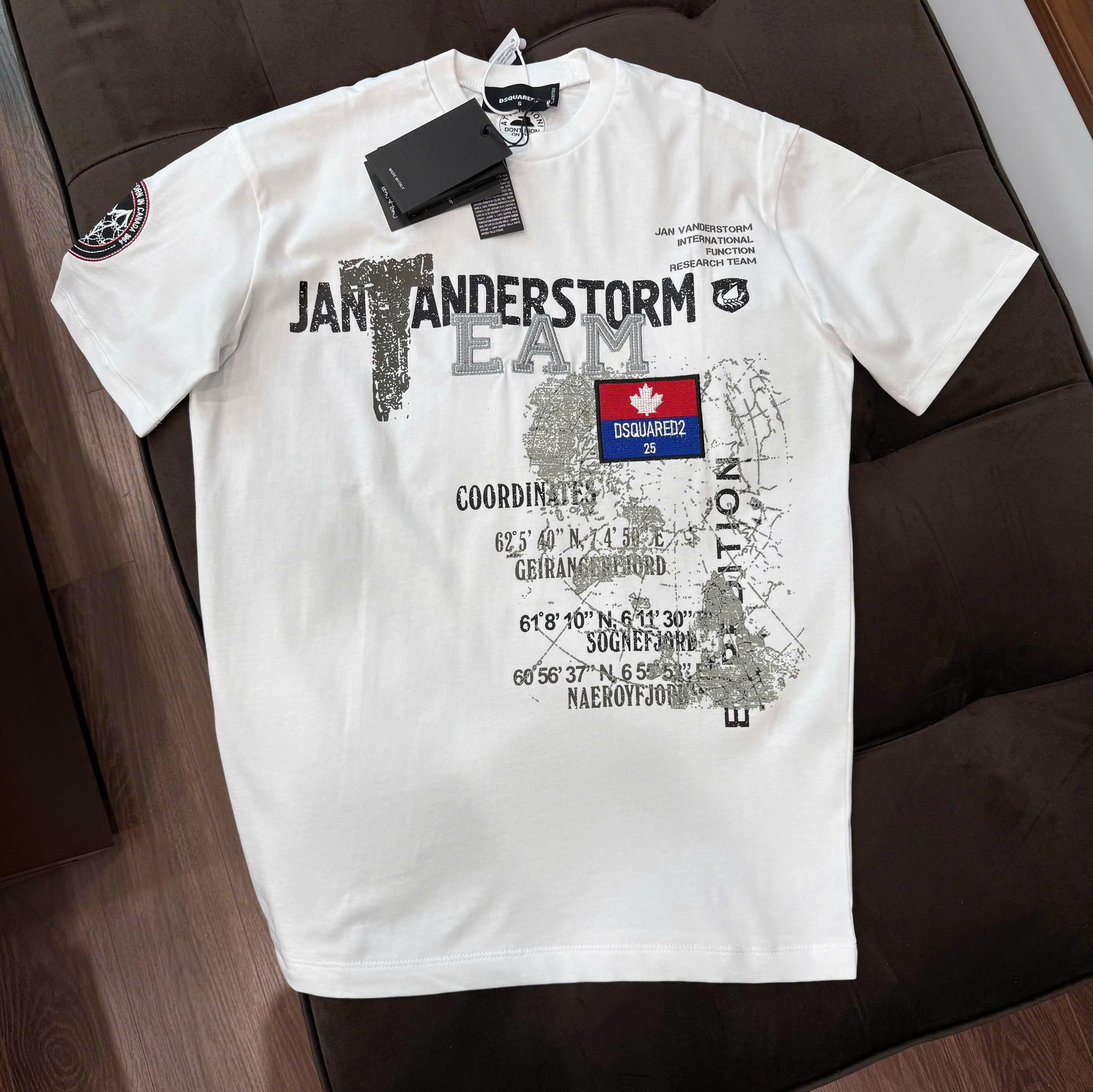 Áo phông T-shirt Dsquared2 DSQ2 họa tiết logo thêu Like Auth CD