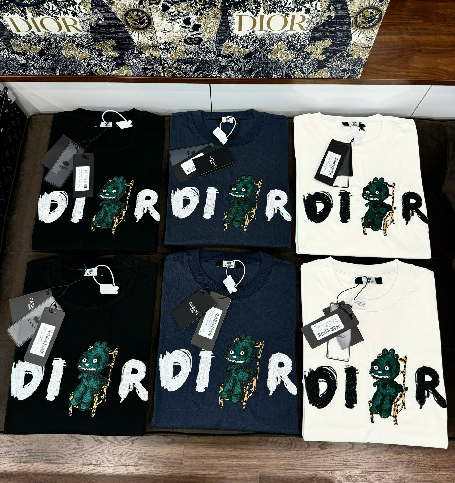 Áo phông T-shirt Dior CD logo chữ khủng long thêu ngực Like Auth CD