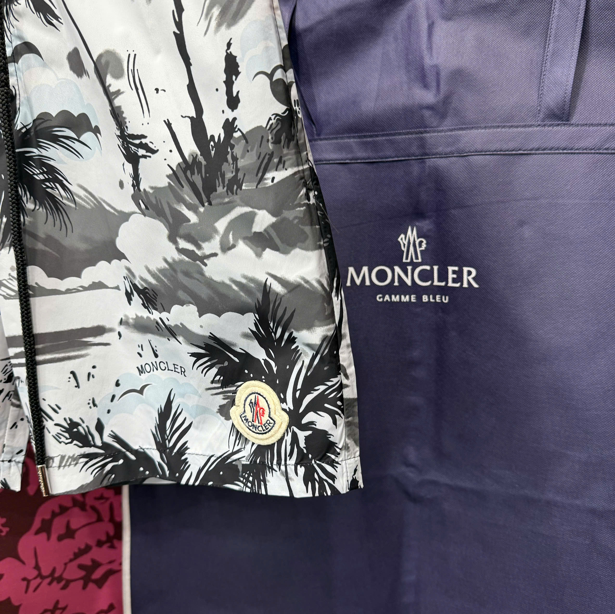 Quần short Moncler M Trắng họa tiết cây dừa Đen Like Auth CD