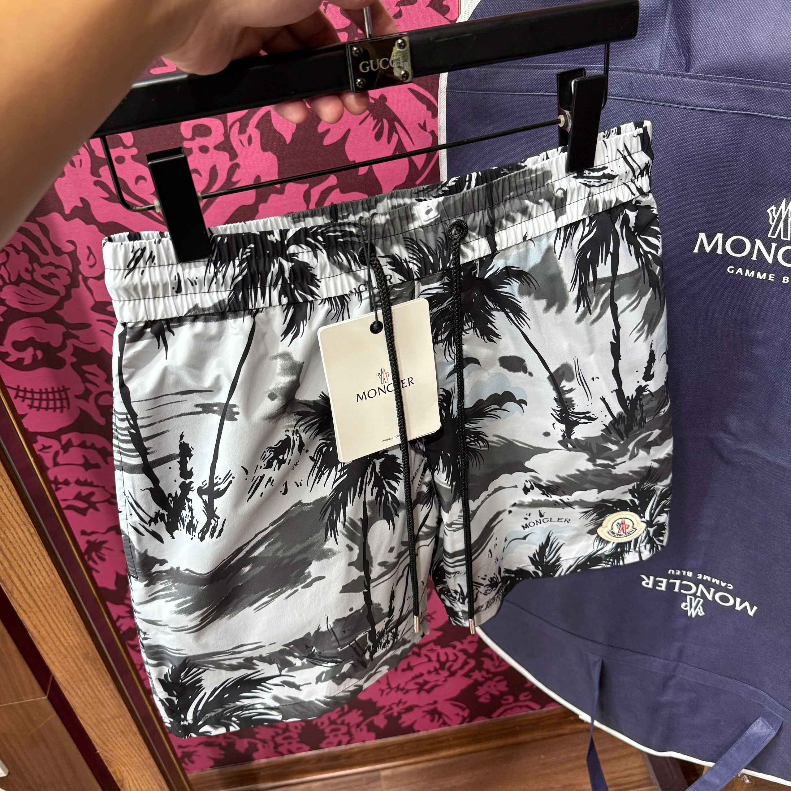 Quần short Moncler M Trắng họa tiết cây dừa Đen Like Auth CD