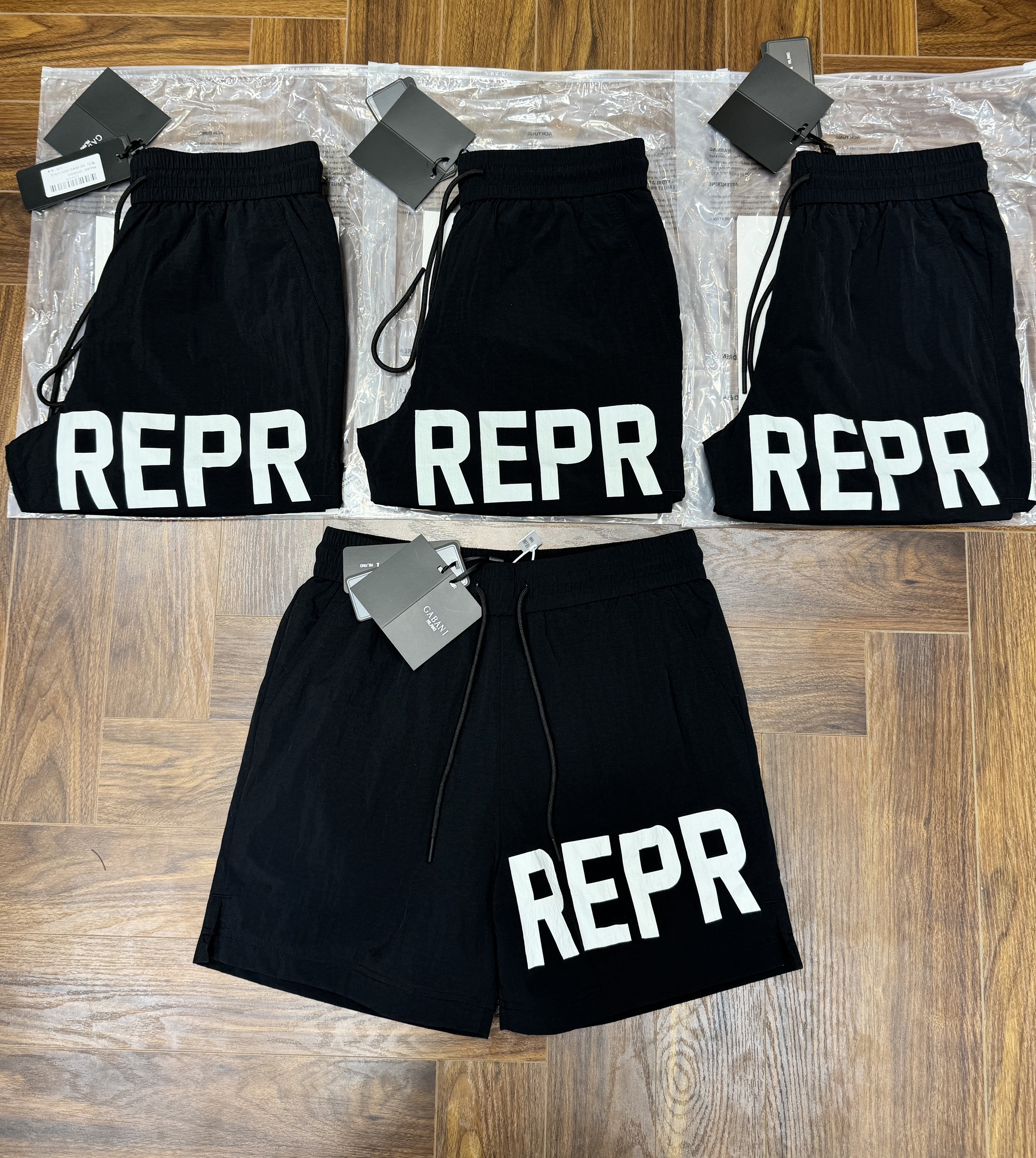 Quần short gió Represent logo chữ Trắng đùi Like Auth CD